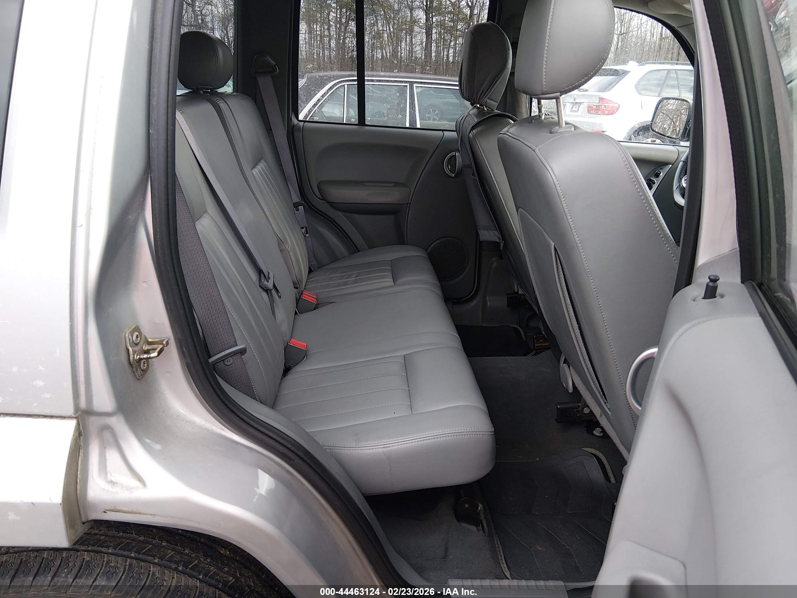 JEEP LIBERTY image 8