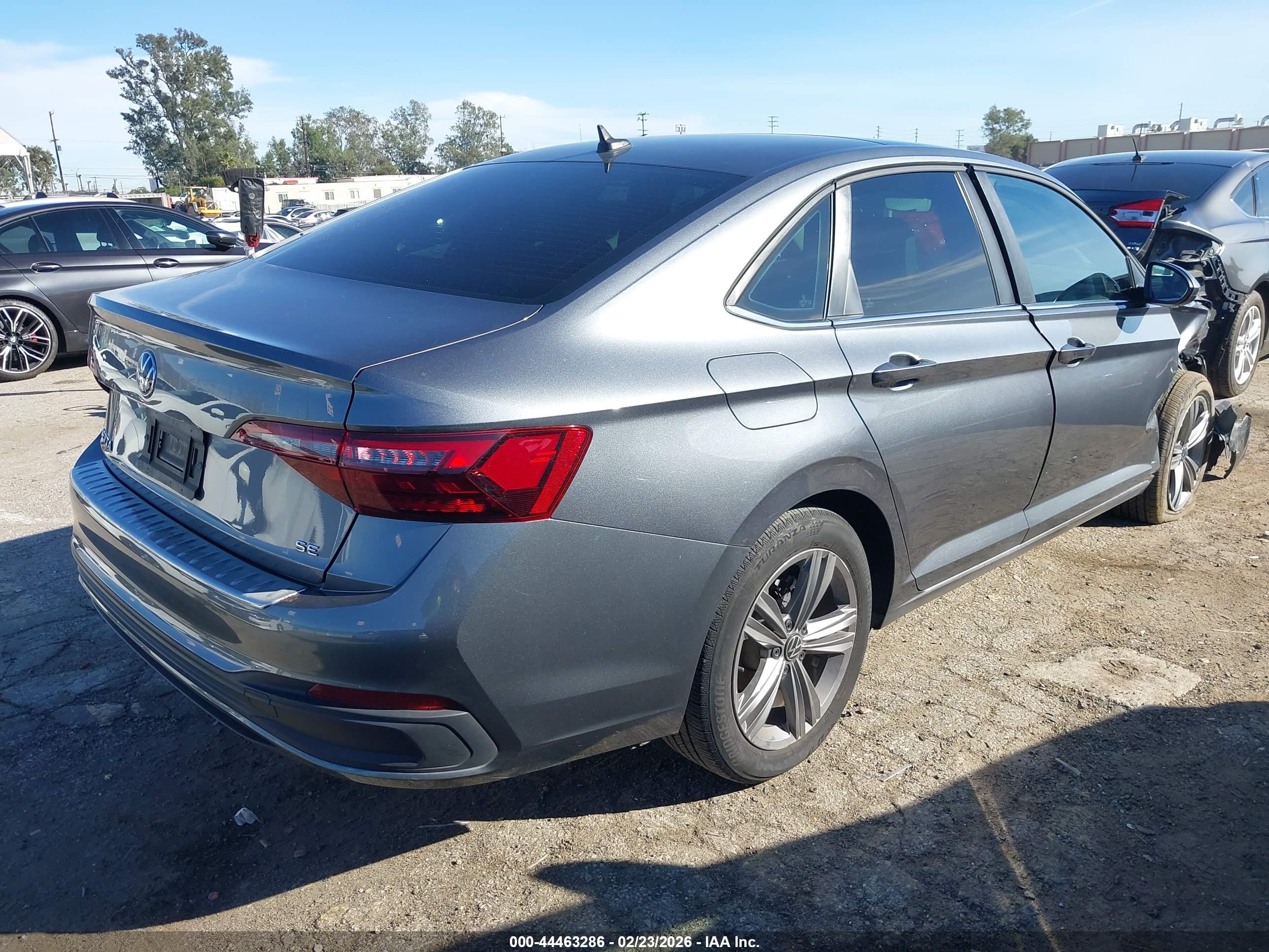VOLKSWAGEN JETTA image 4
