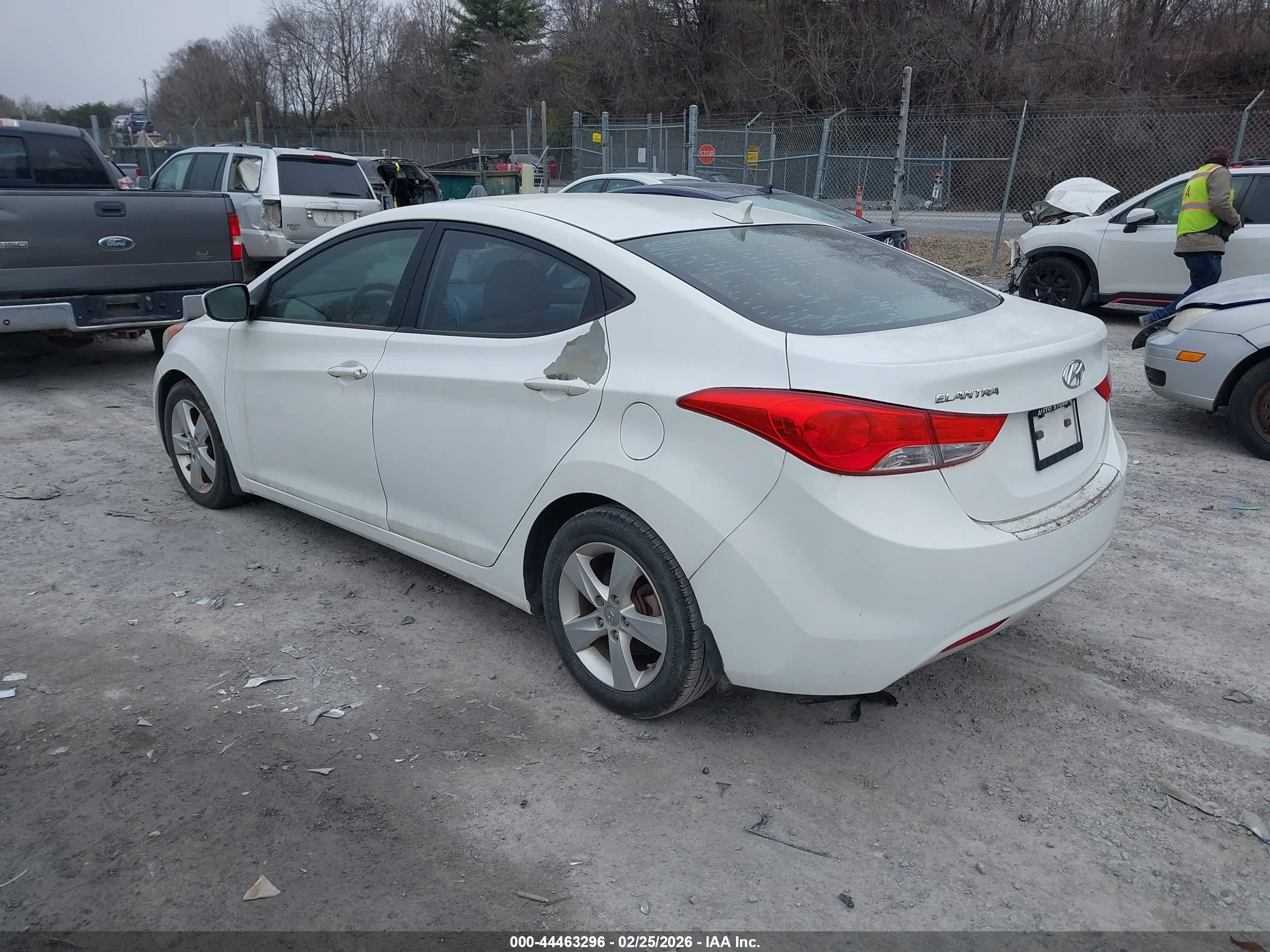HYUNDAI ELANTRA image 3