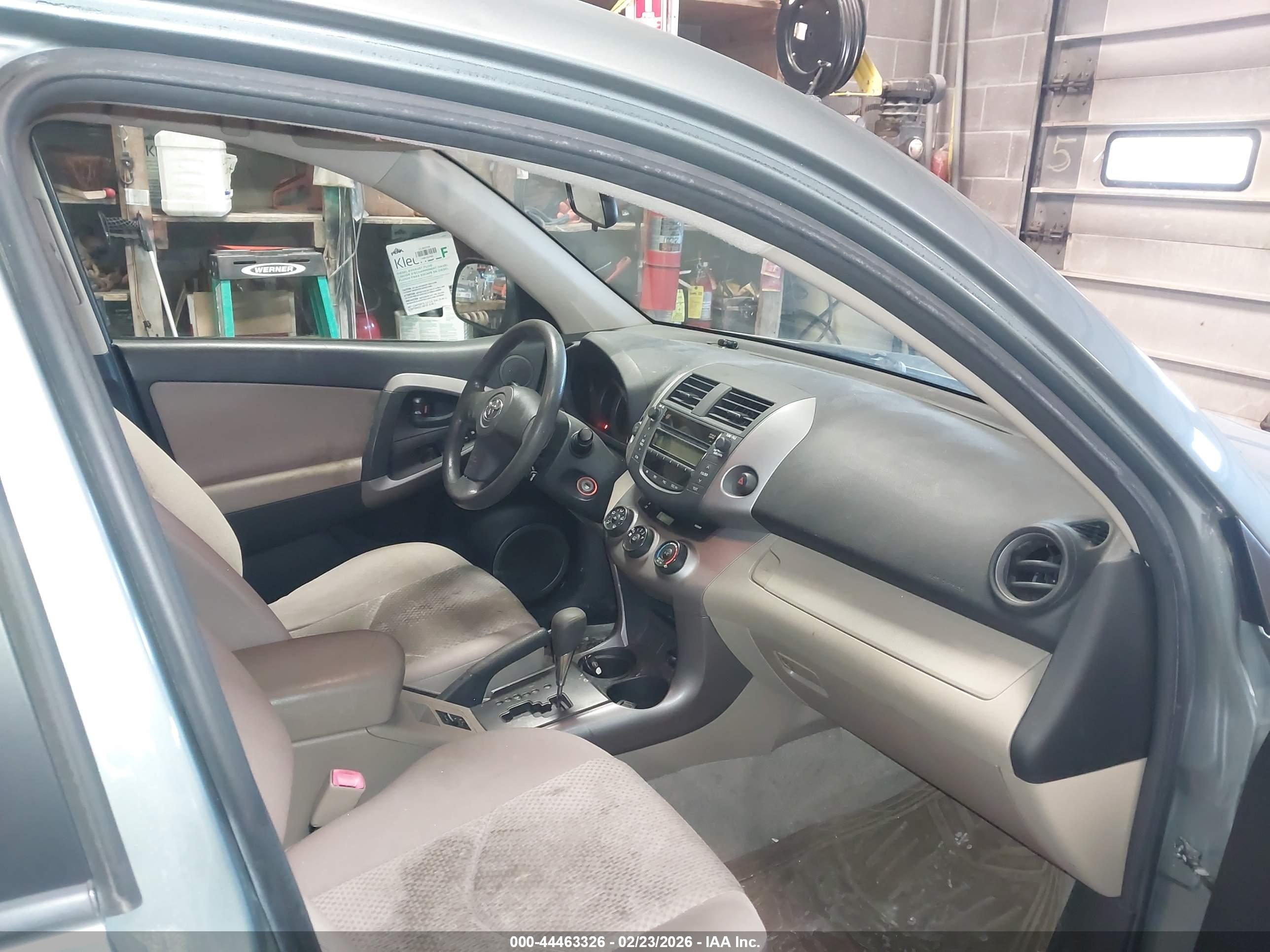 TOYOTA RAV4 image 5