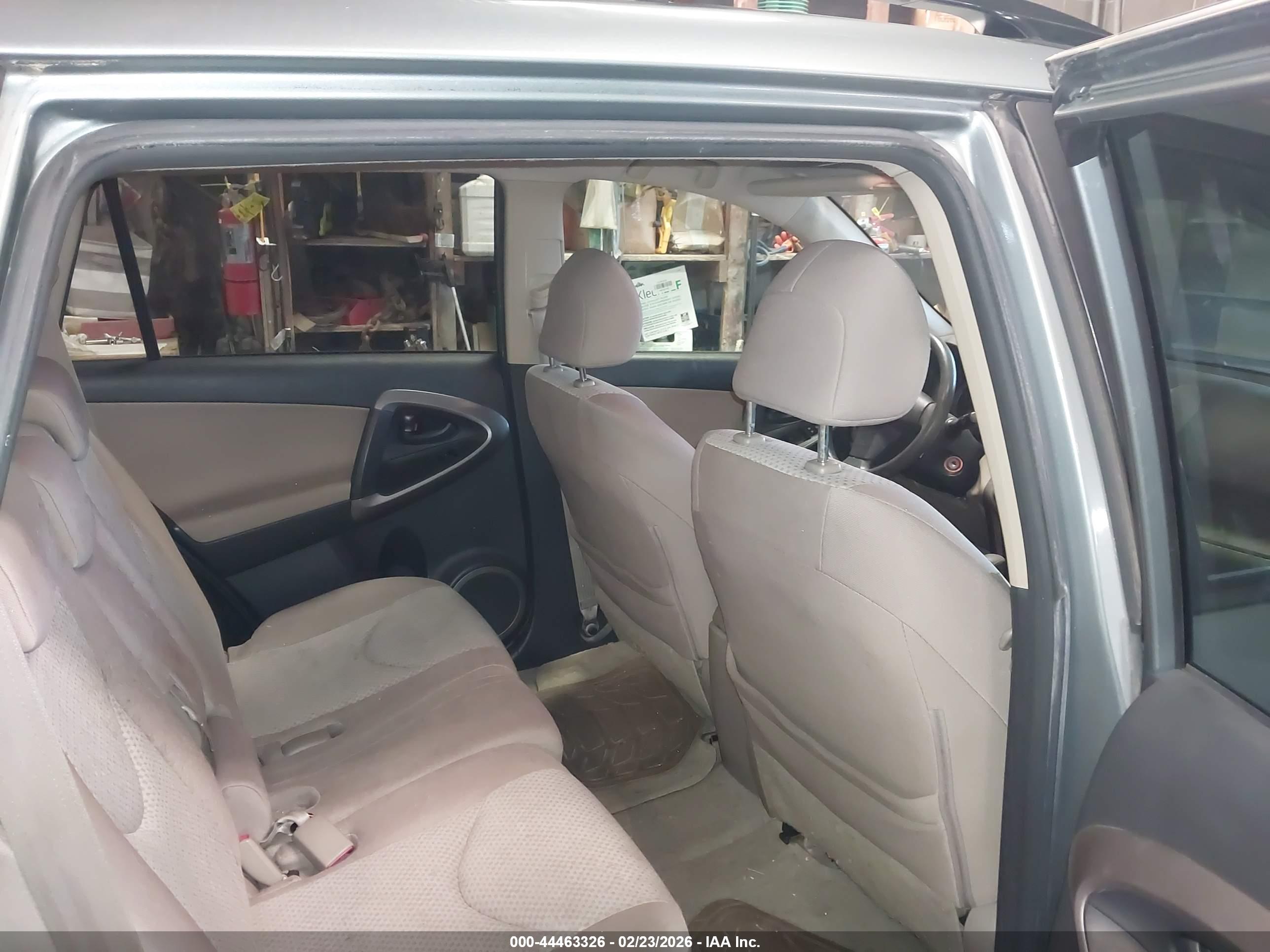 TOYOTA RAV4 image 8