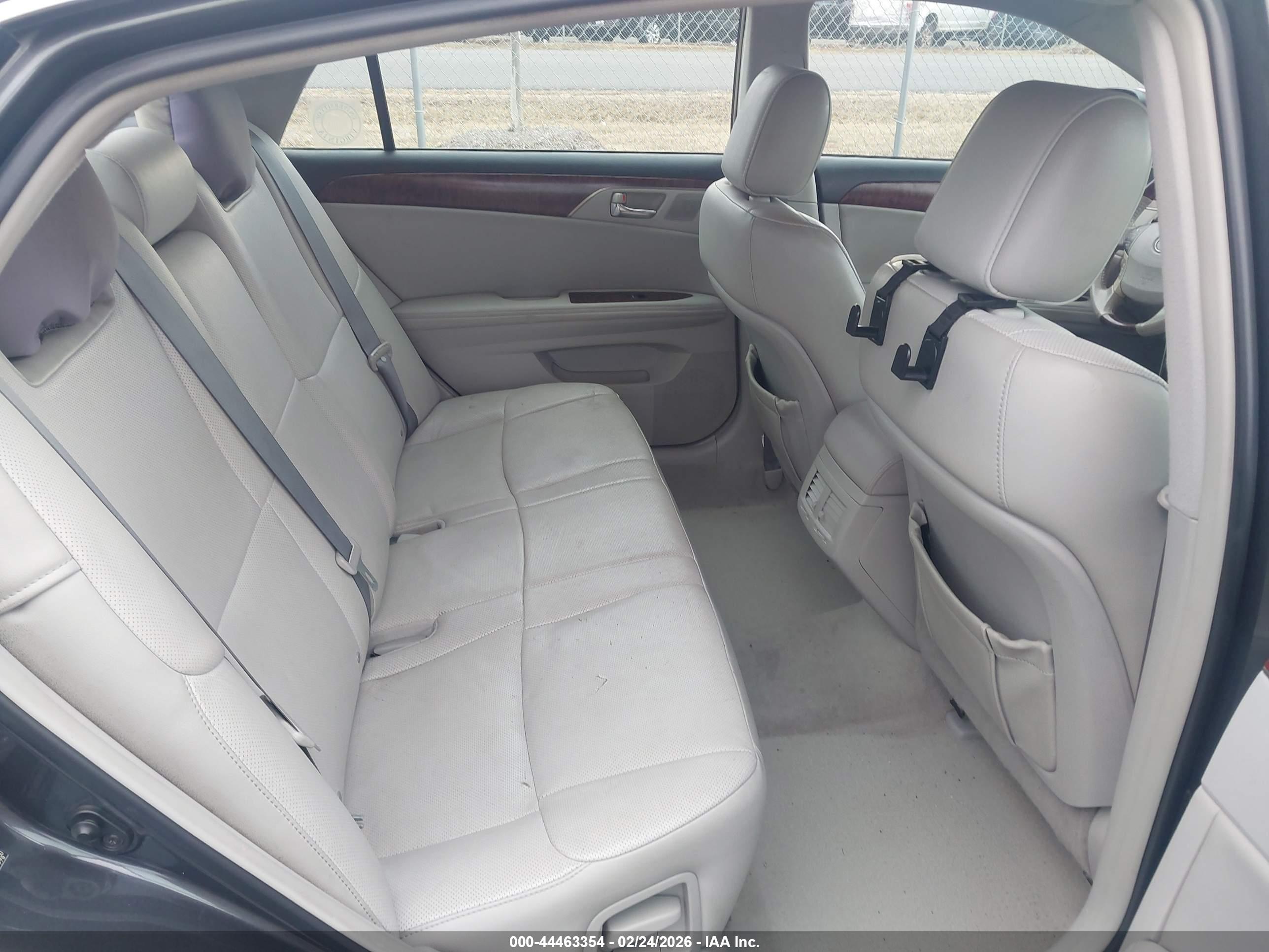 TOYOTA AVALON image 8