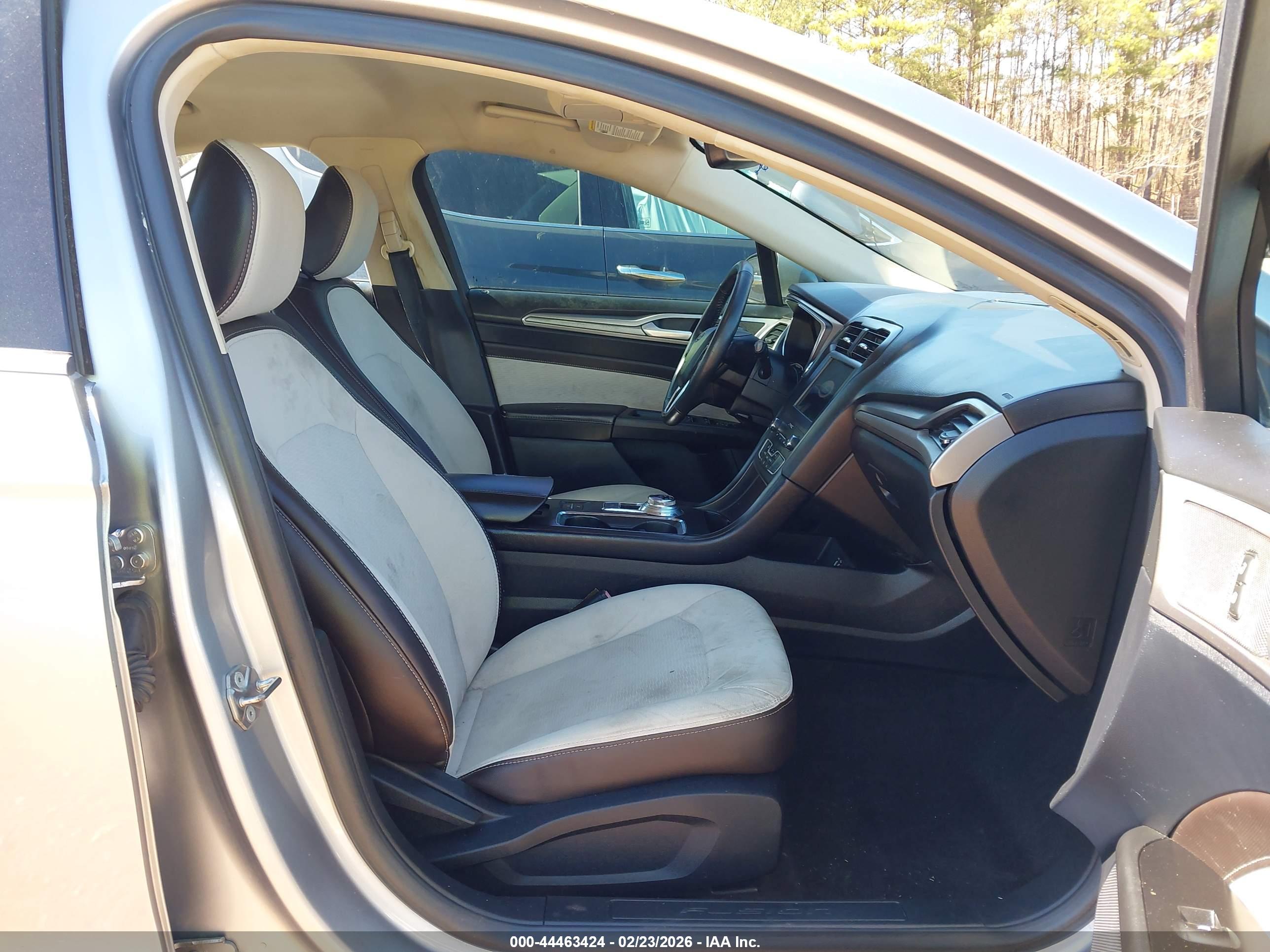 FORD FUSION image 5