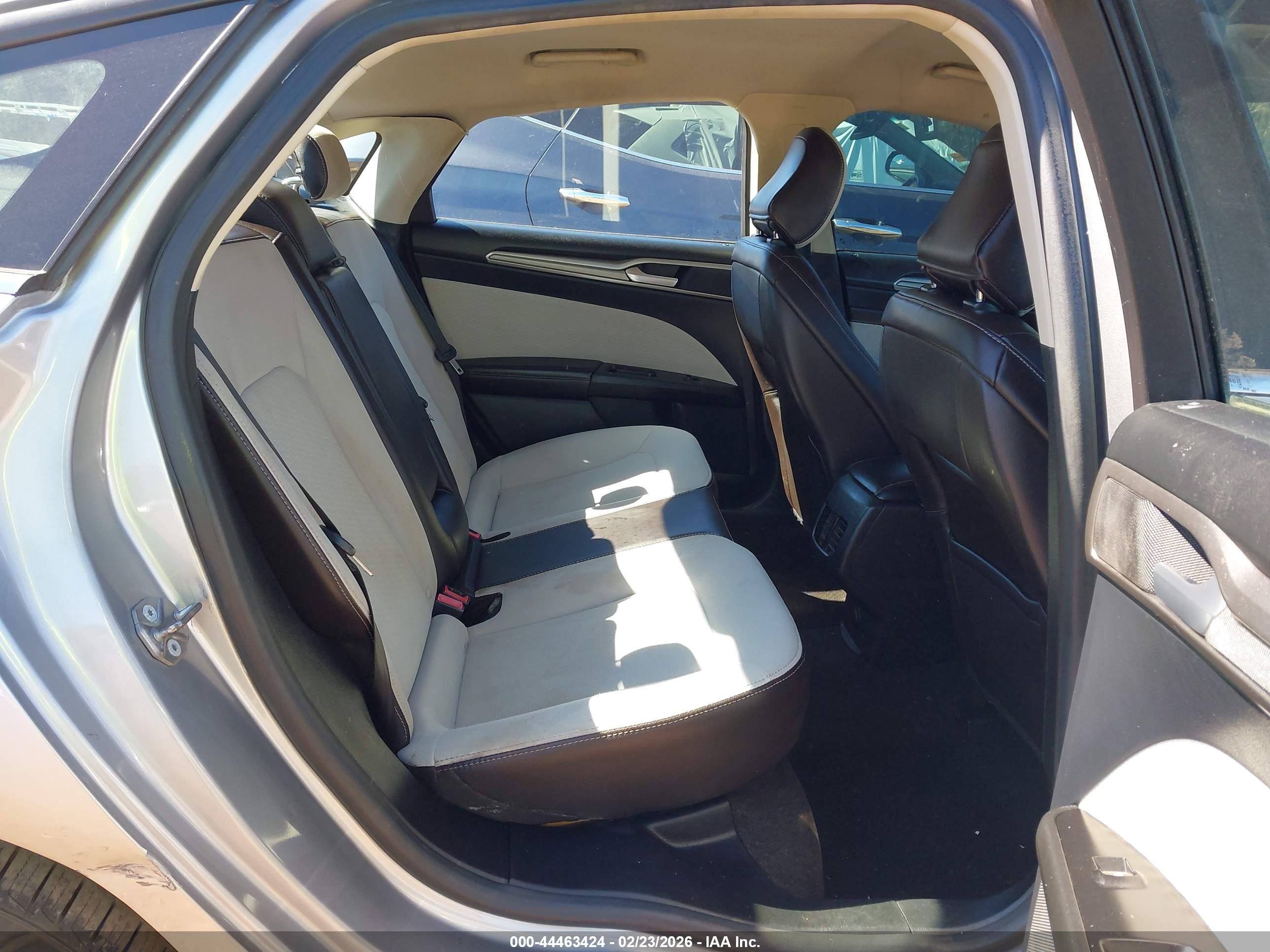 FORD FUSION image 8