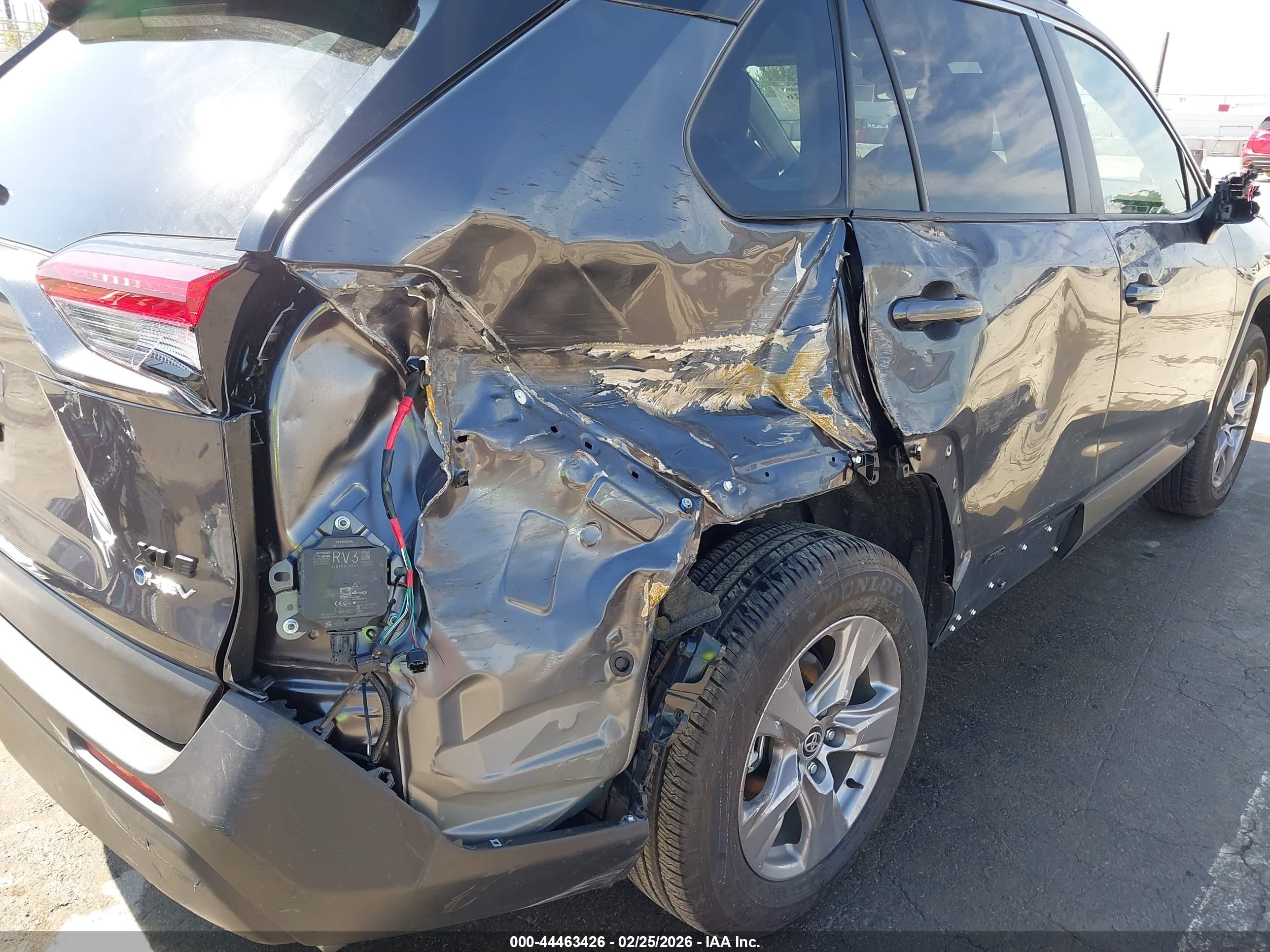 TOYOTA RAV4 image 6