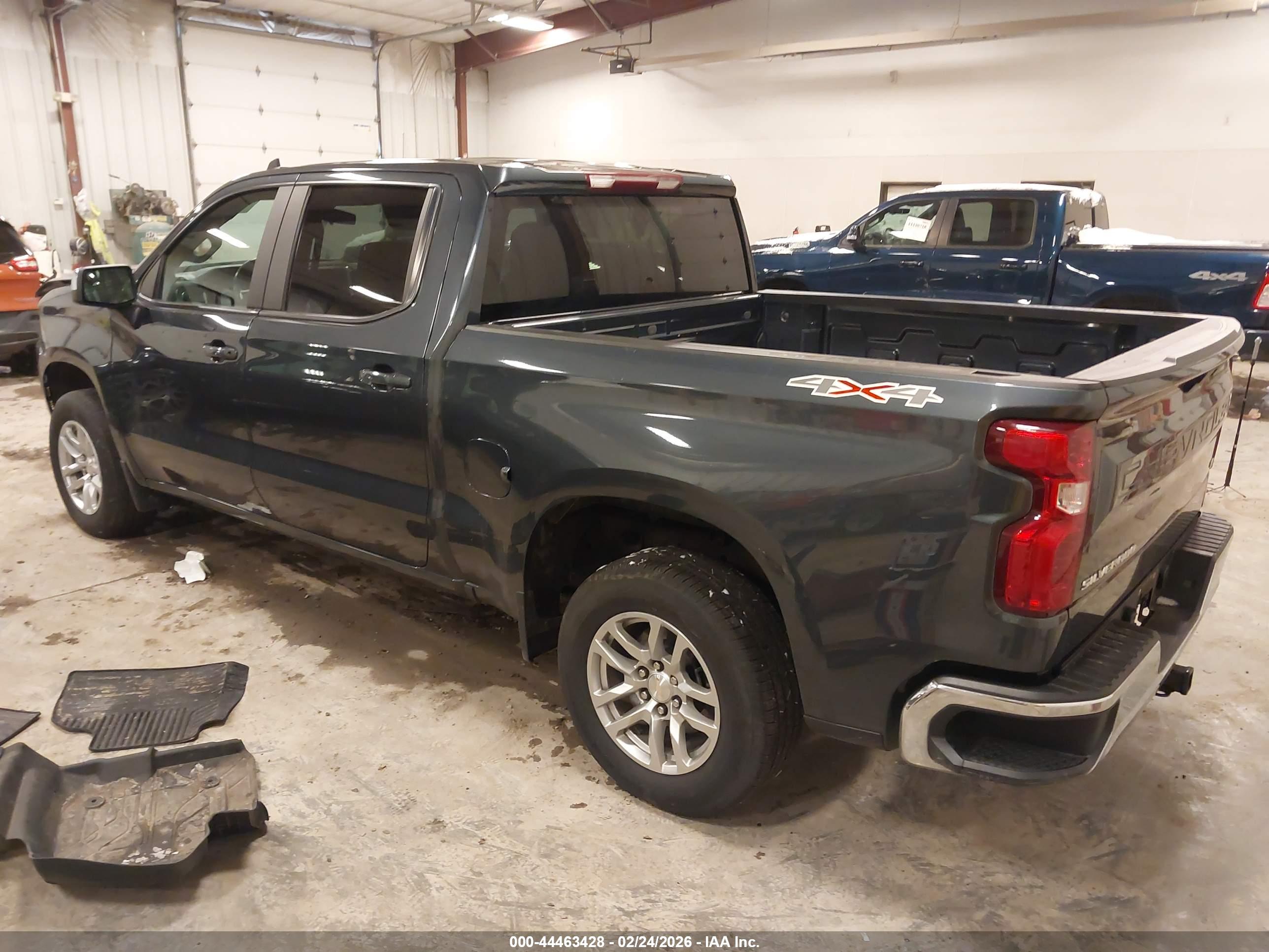 CHEVROLET SILVERADO image 3
