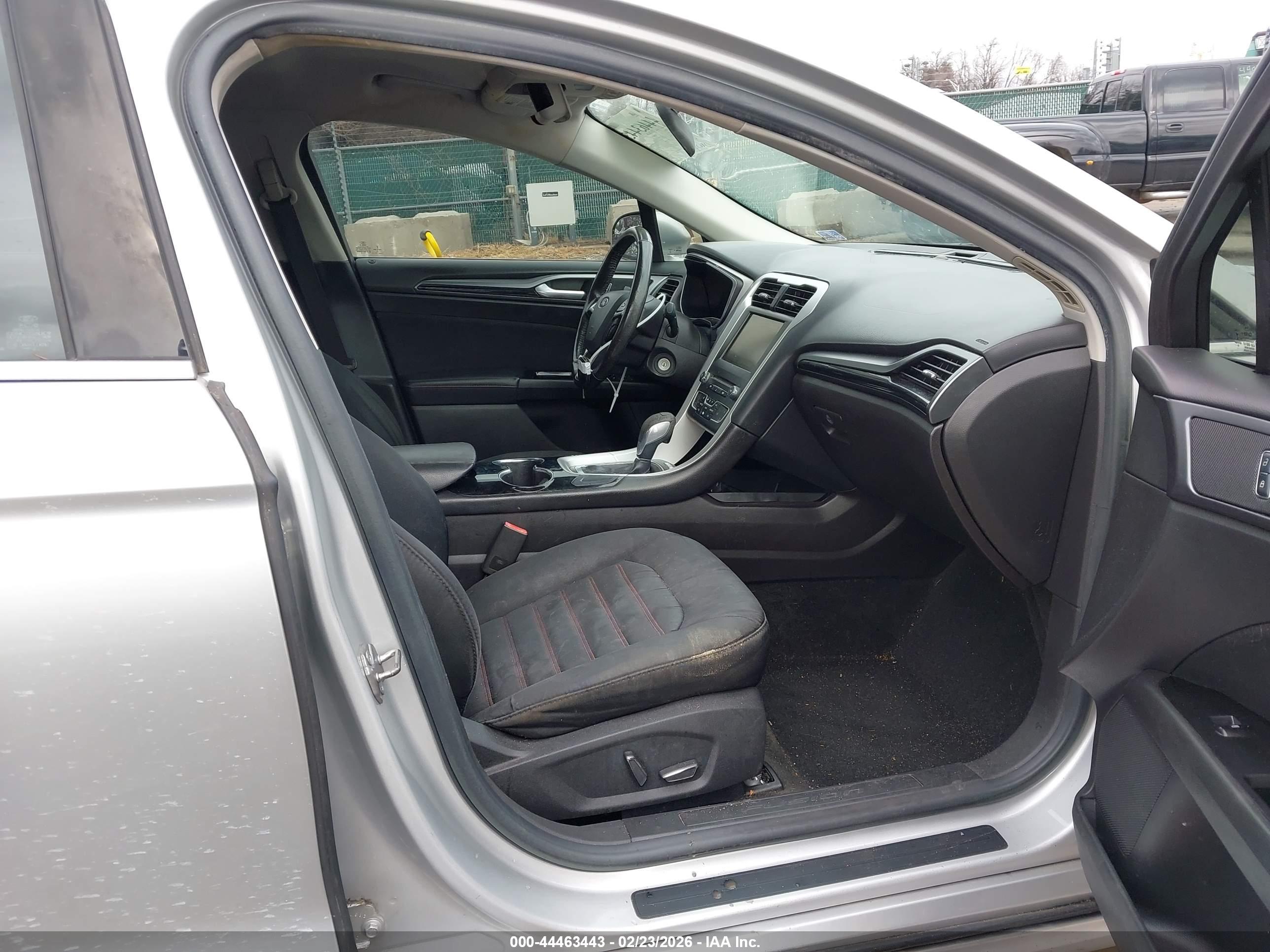 FORD FUSION image 5