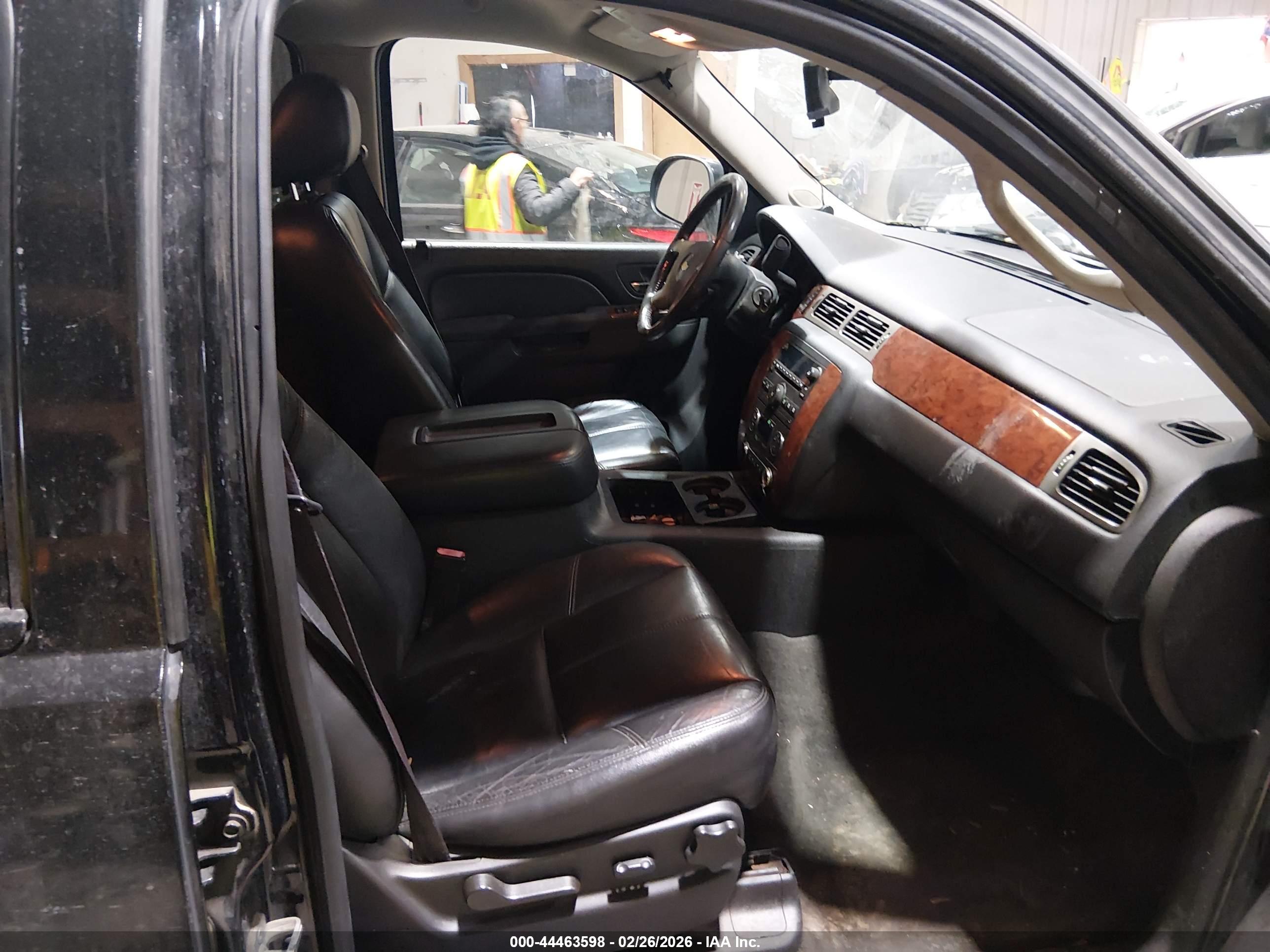 CHEVROLET SUBURBAN image 5