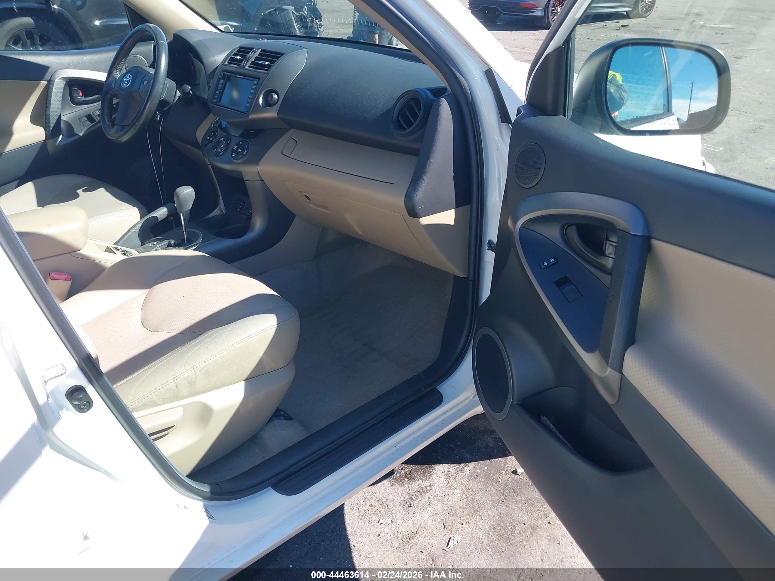TOYOTA RAV4 image 5