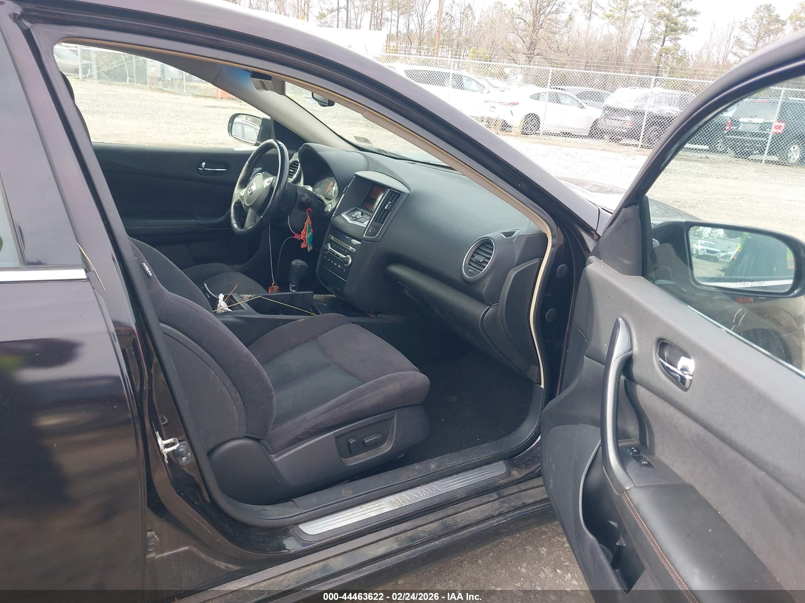 NISSAN MAXIMA image 5