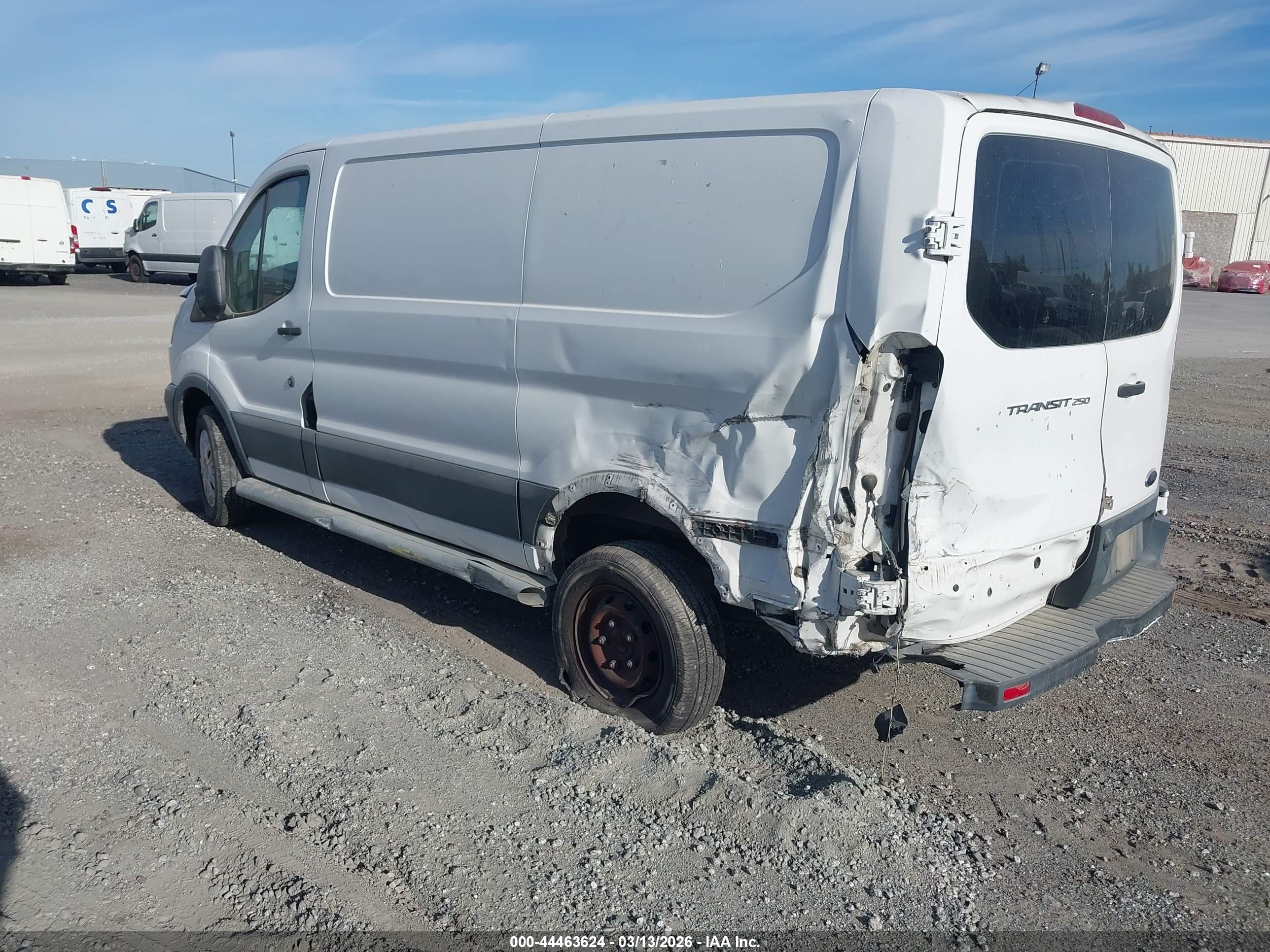 FORD TRANSIT-250 image 3