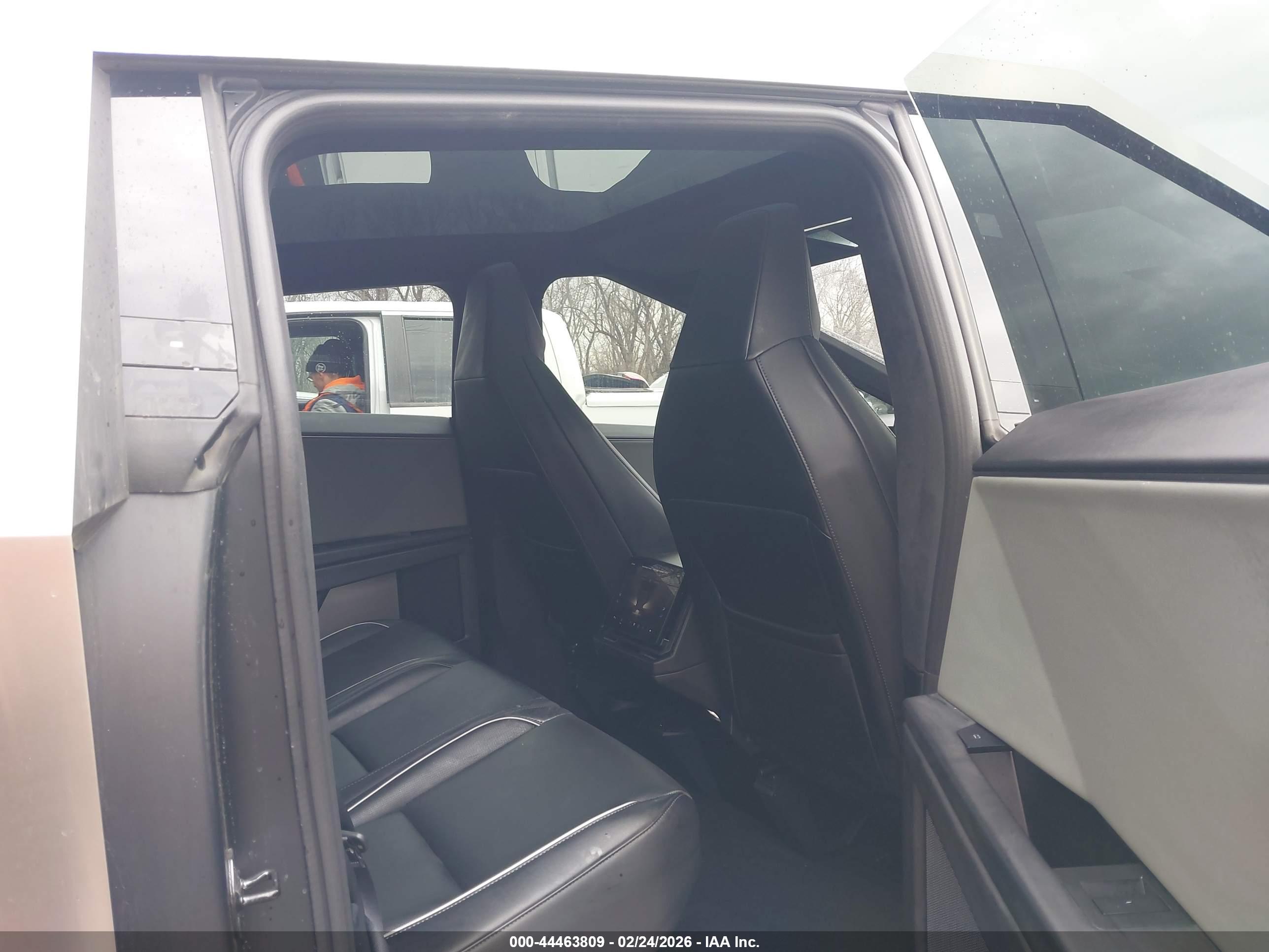 TESLA CYBERTRUCK image 8