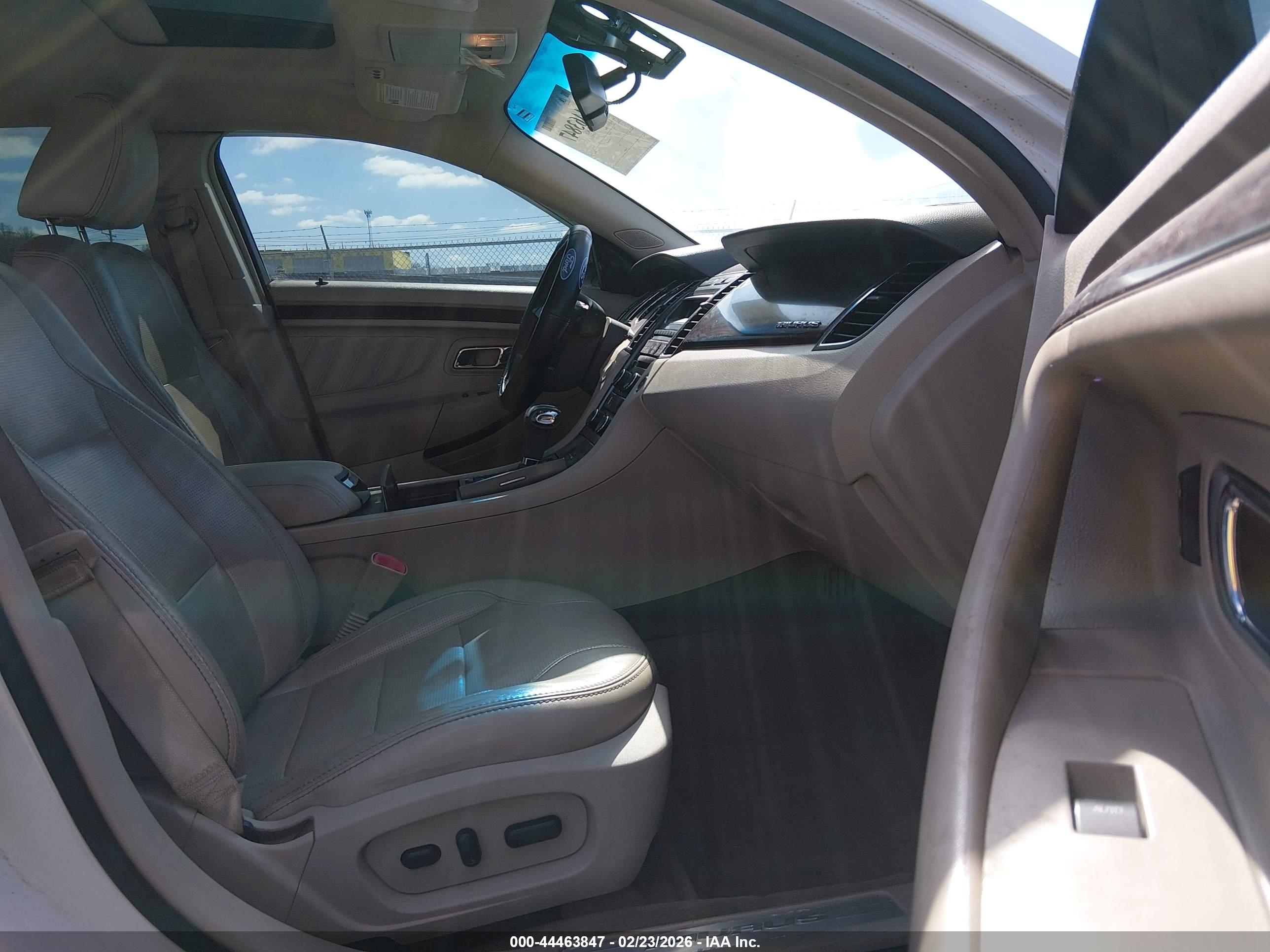 FORD TAURUS image 5
