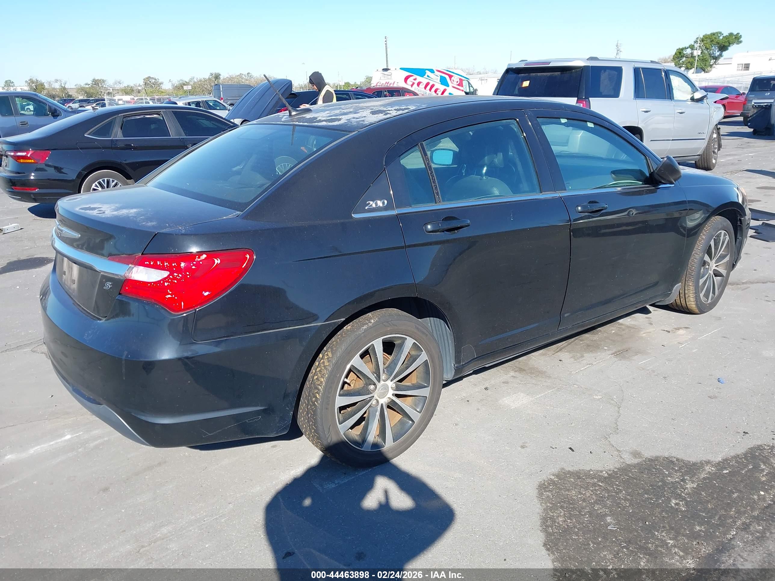 CHRYSLER 200 image 4