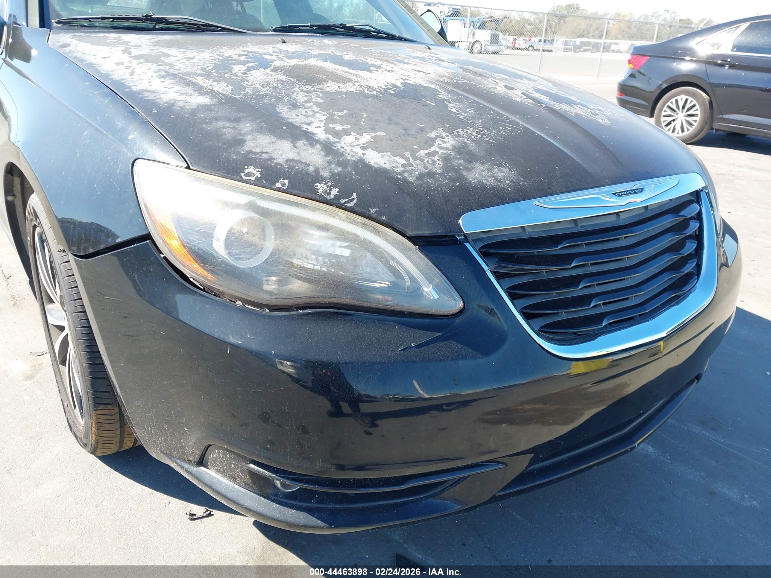 CHRYSLER 200 image 6