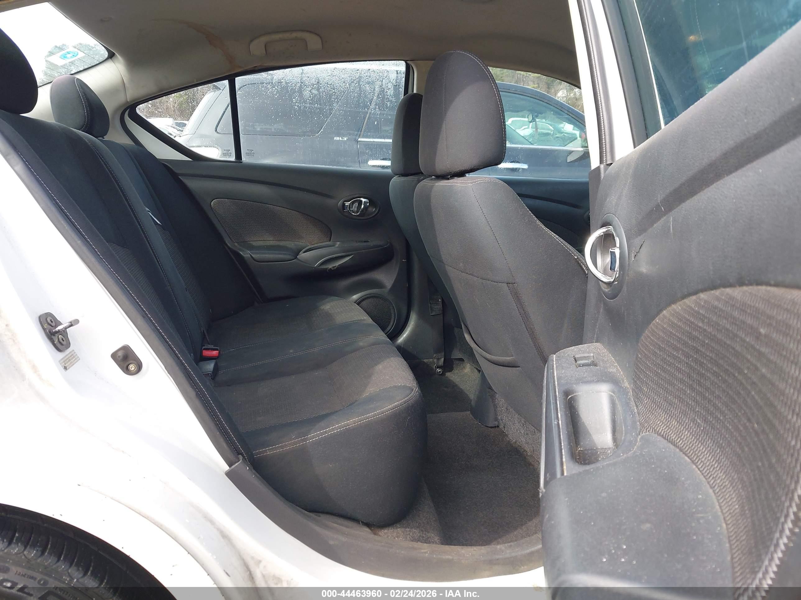 NISSAN VERSA image 8
