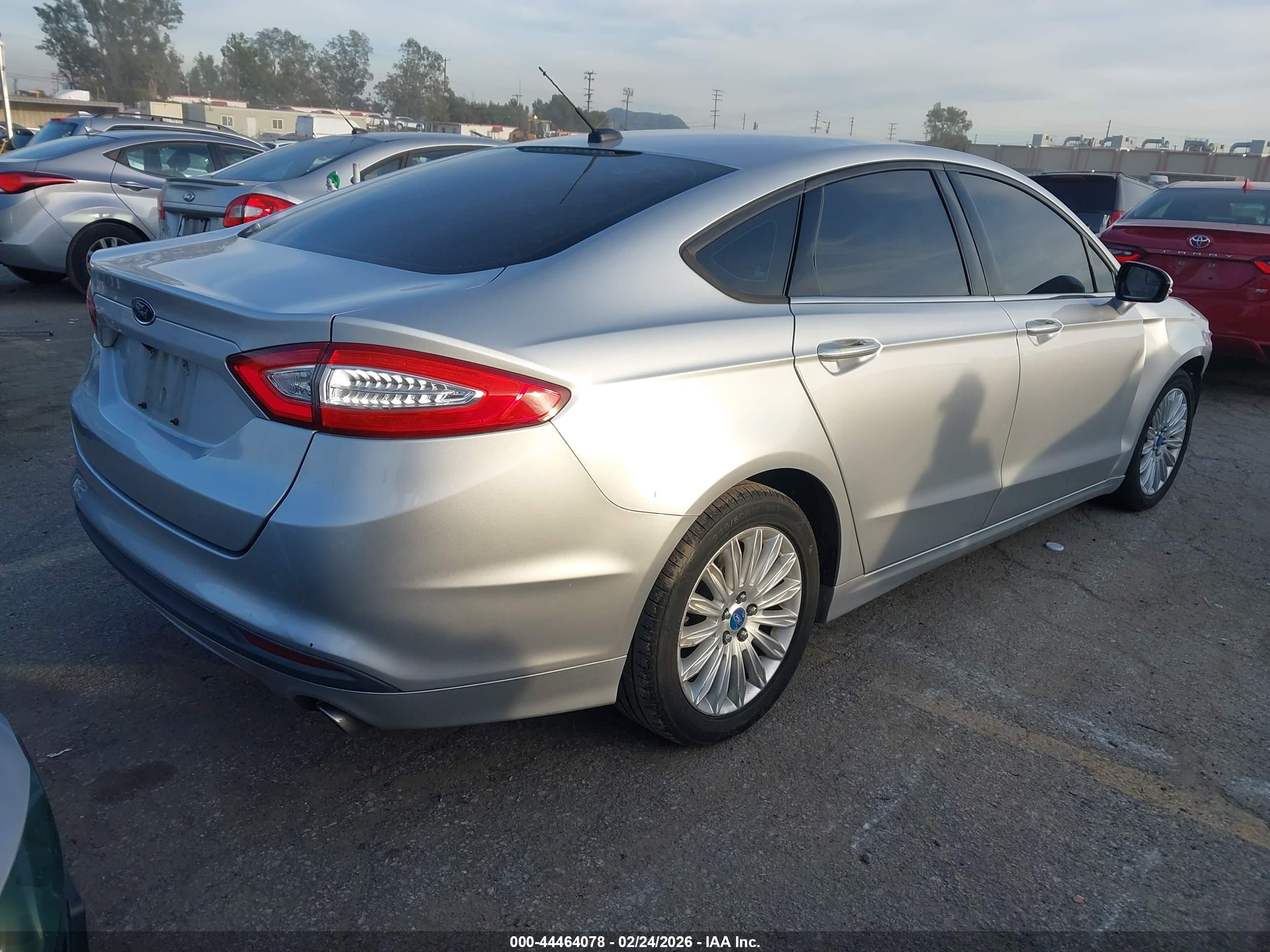 FORD FUSION image 4