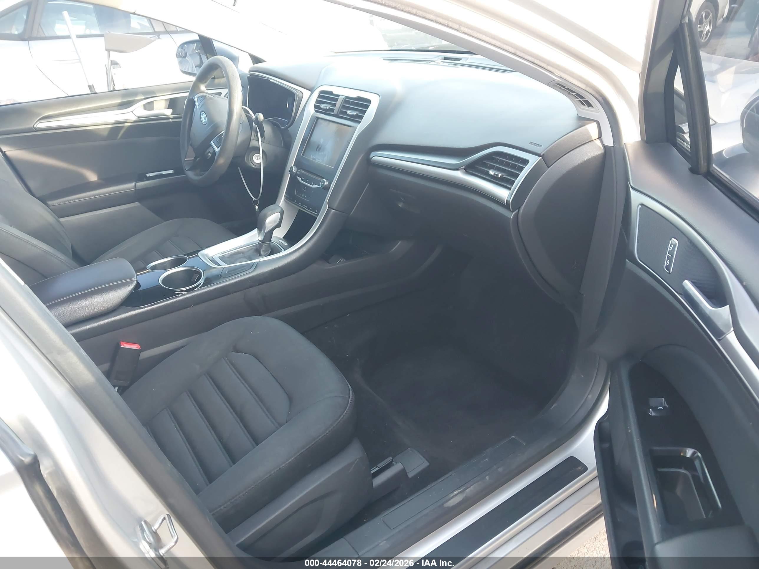 FORD FUSION image 5