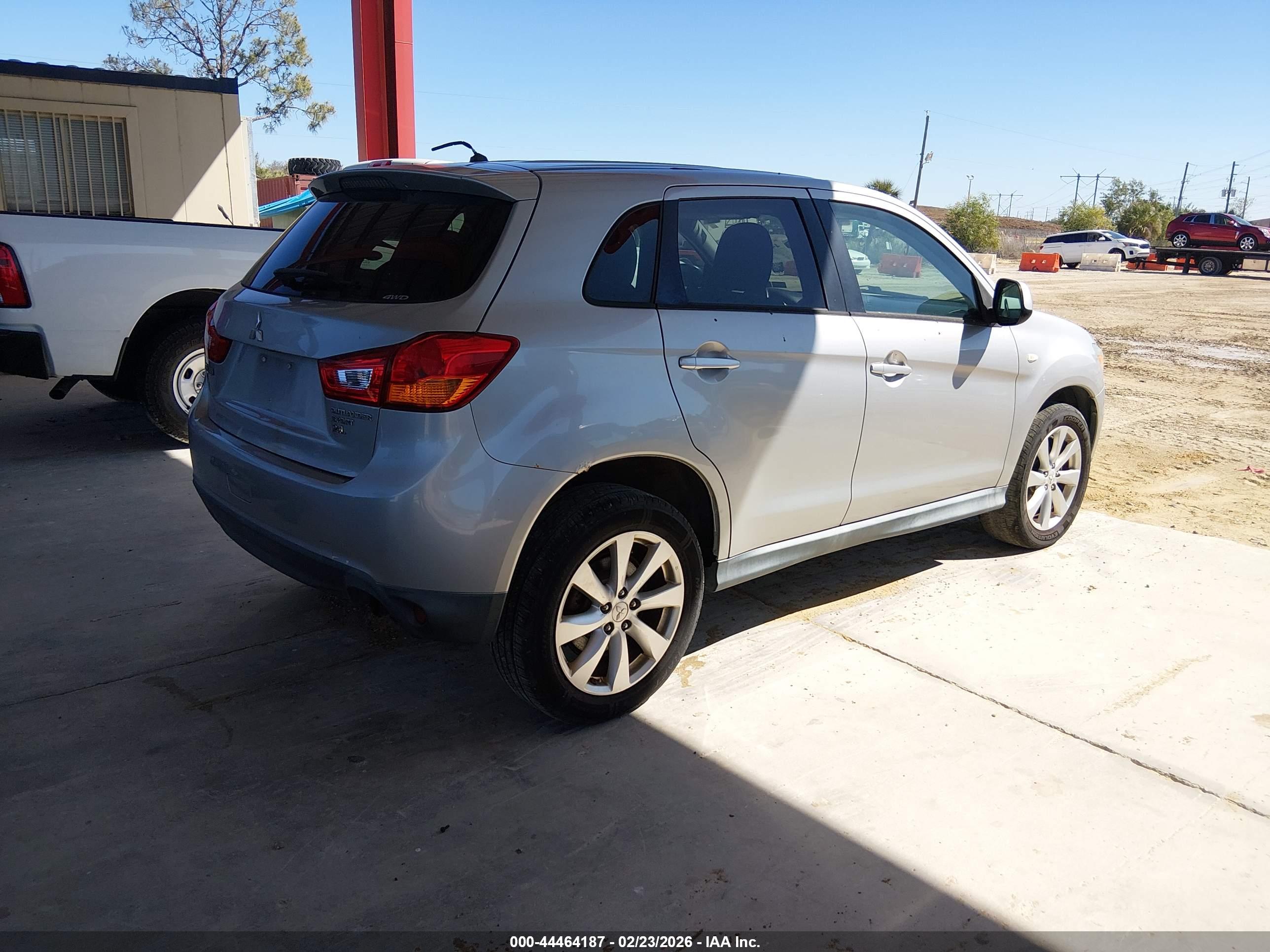 MITSUBISHI OUTLANDER image 4