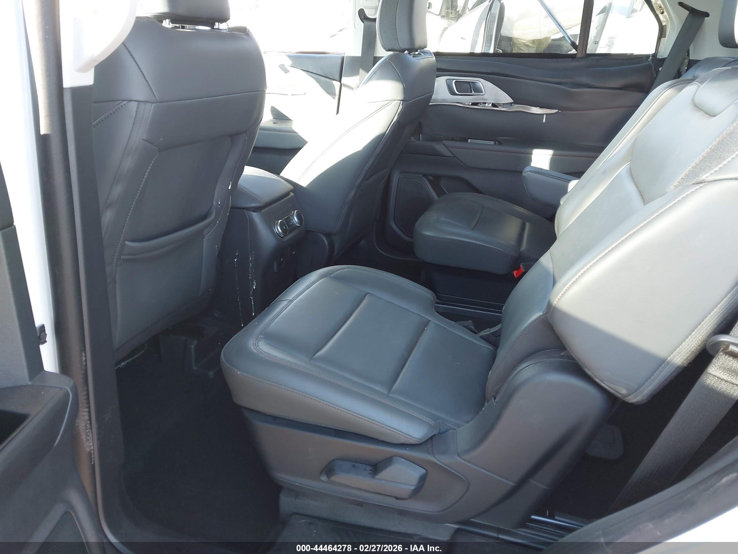 FORD EXPLORER image 8