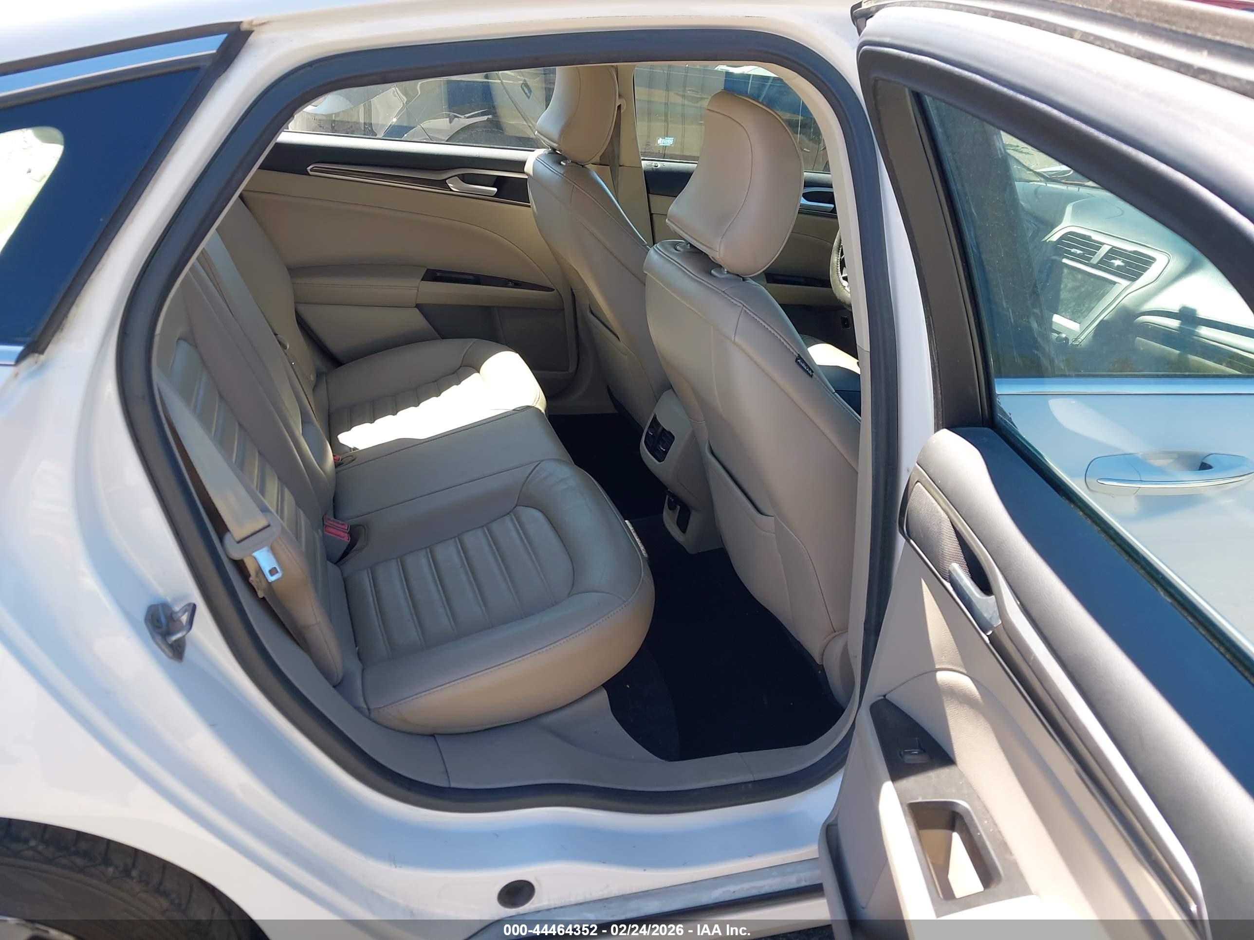 FORD FUSION image 8