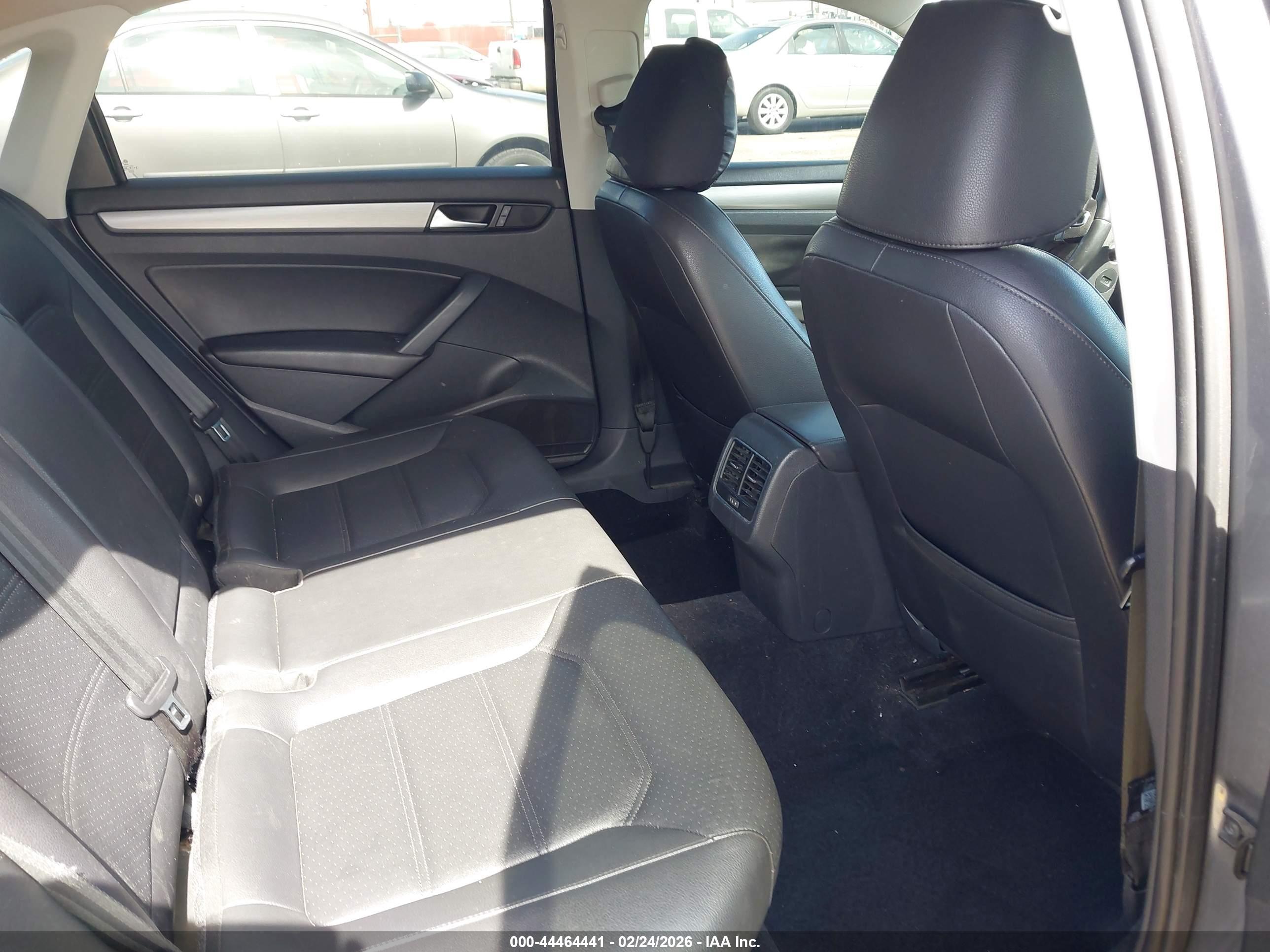 VOLKSWAGEN PASSAT image 8