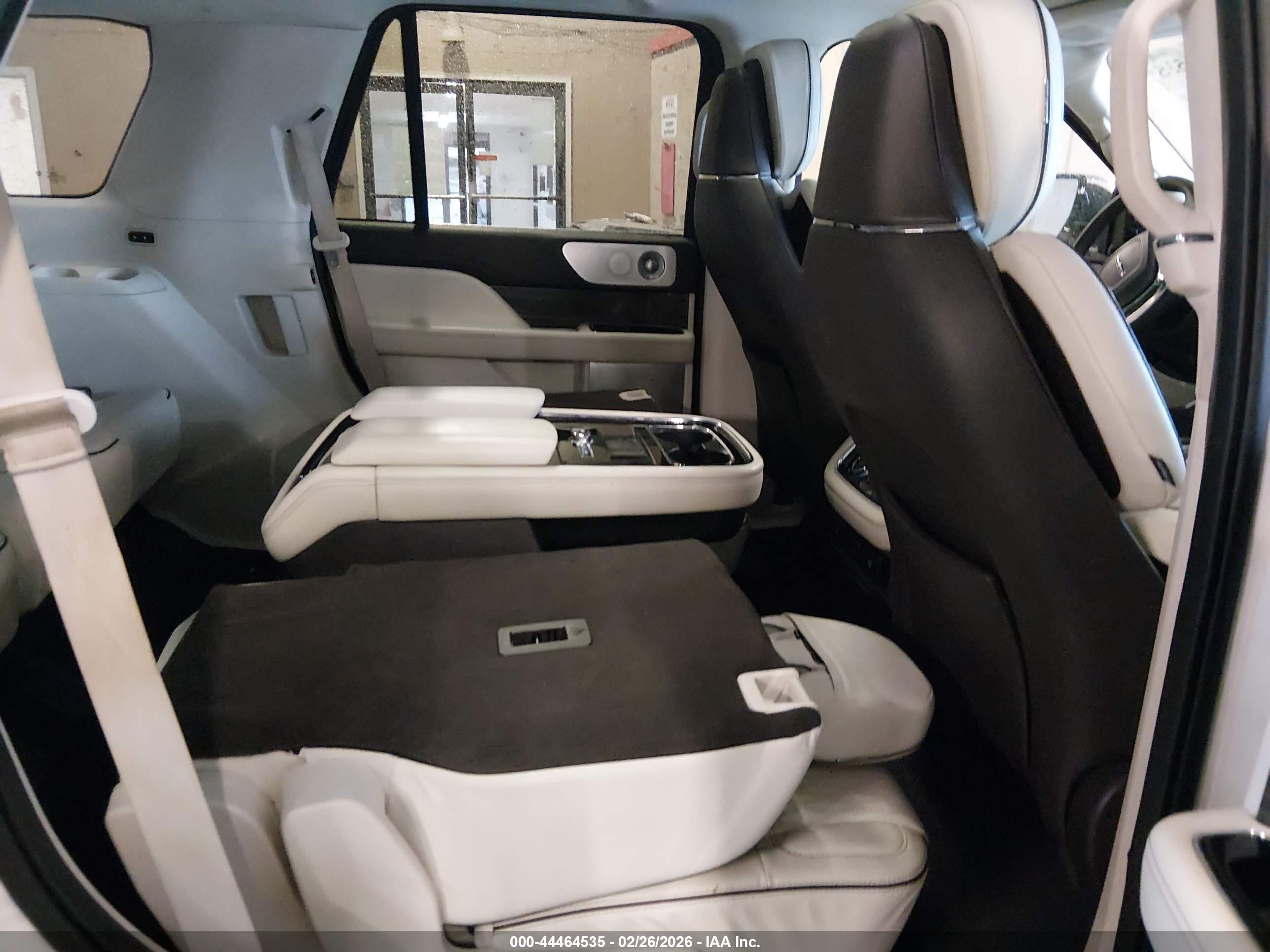 LINCOLN NAVIGATOR image 8