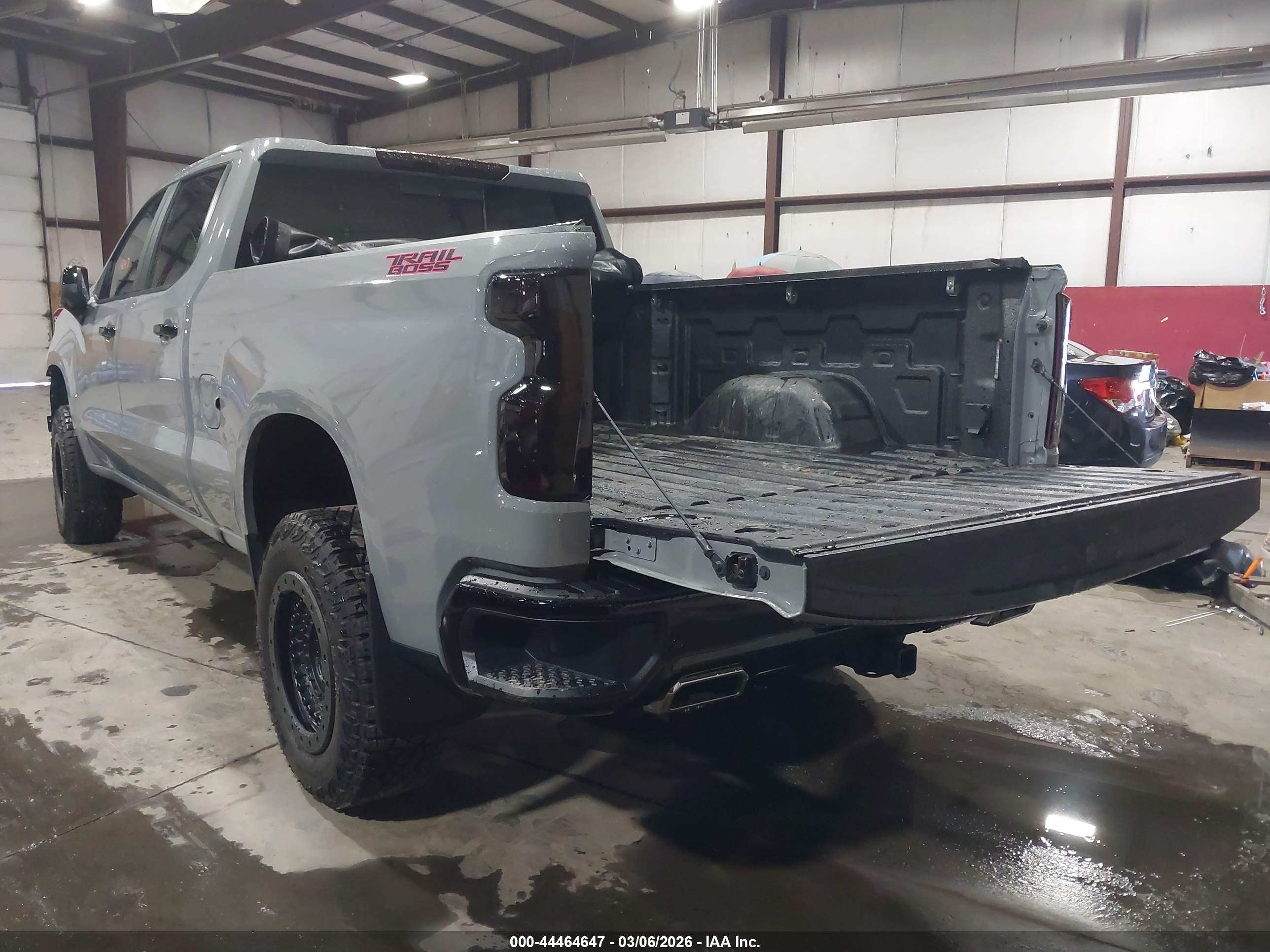 CHEVROLET SILVERADO image 3