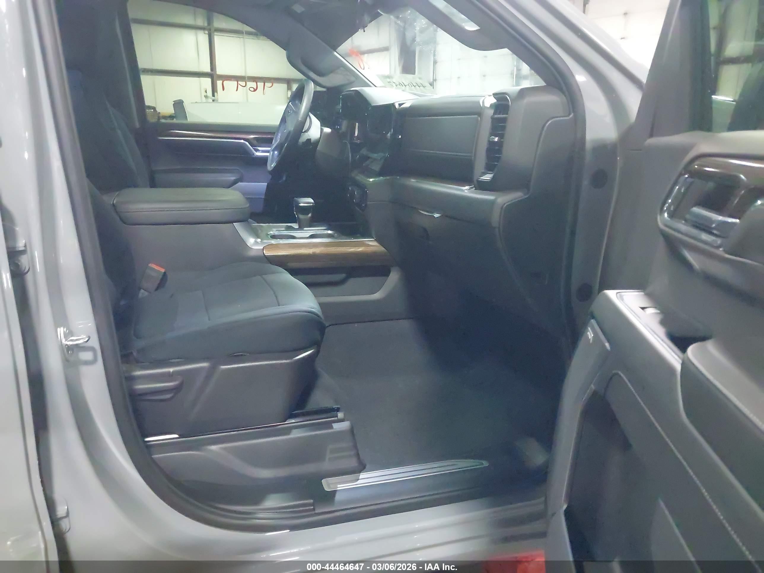 CHEVROLET SILVERADO image 5