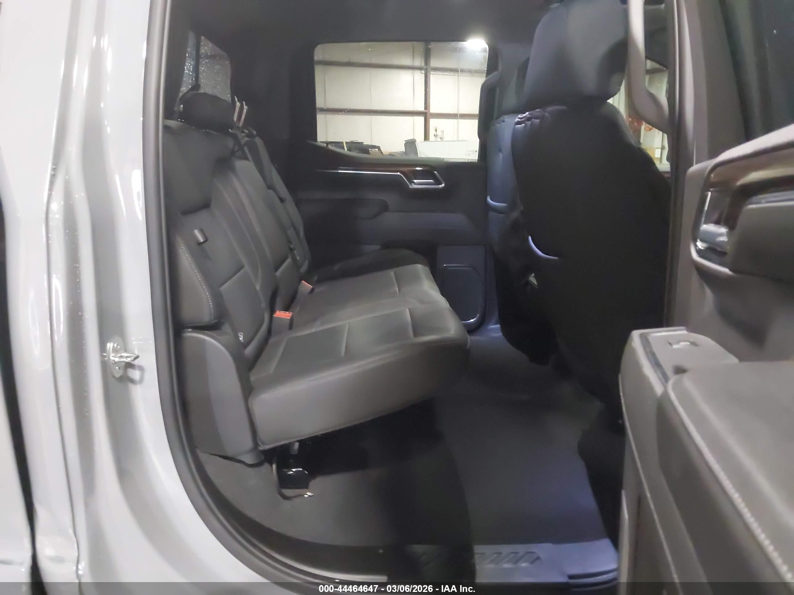 CHEVROLET SILVERADO image 8