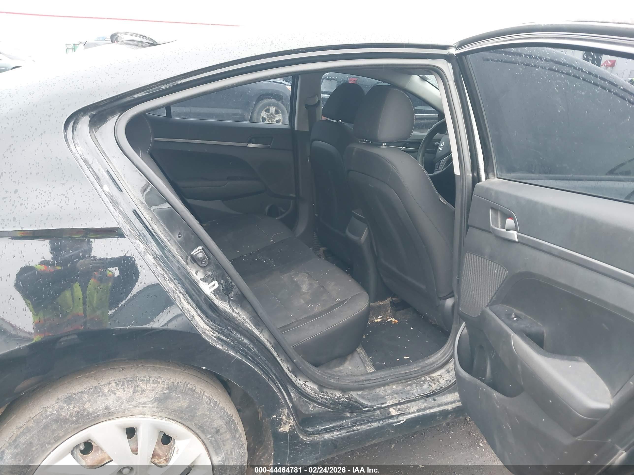 HYUNDAI ELANTRA image 8