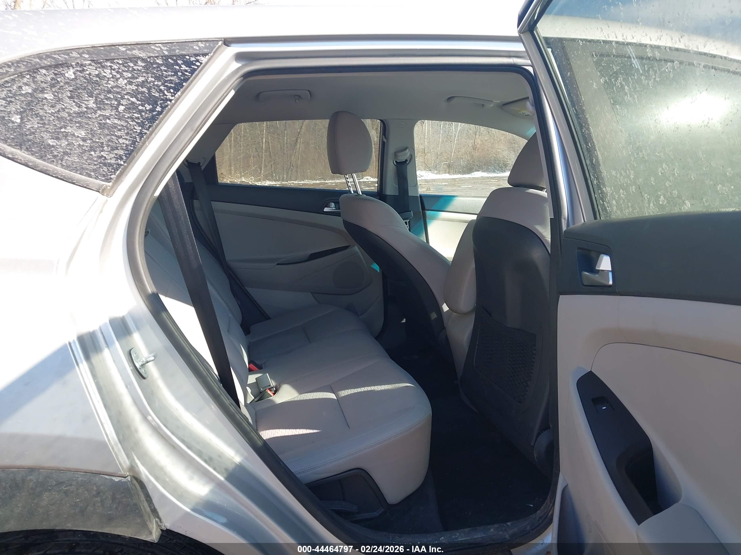 HYUNDAI TUCSON image 8