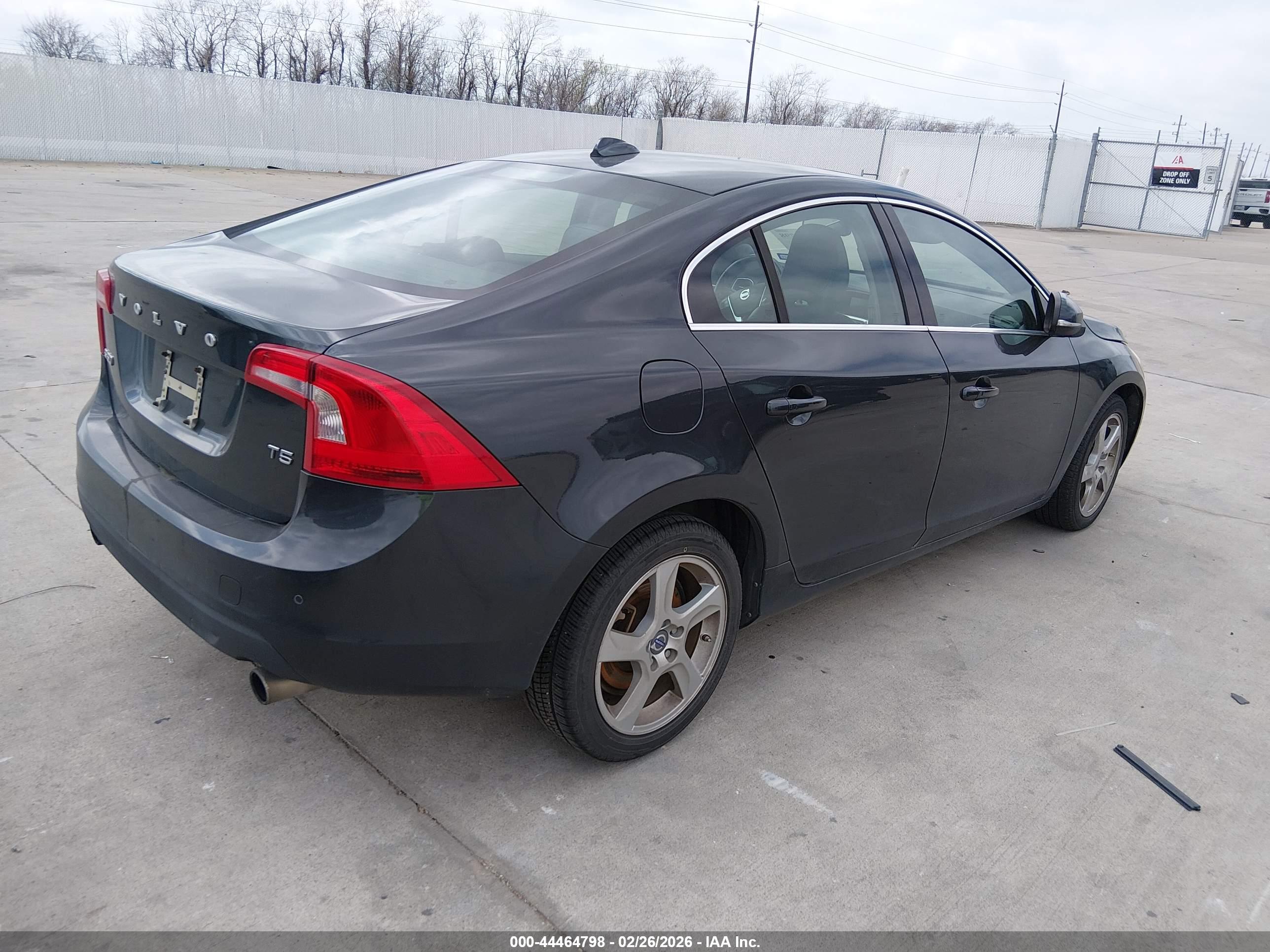 VOLVO S60 image 4