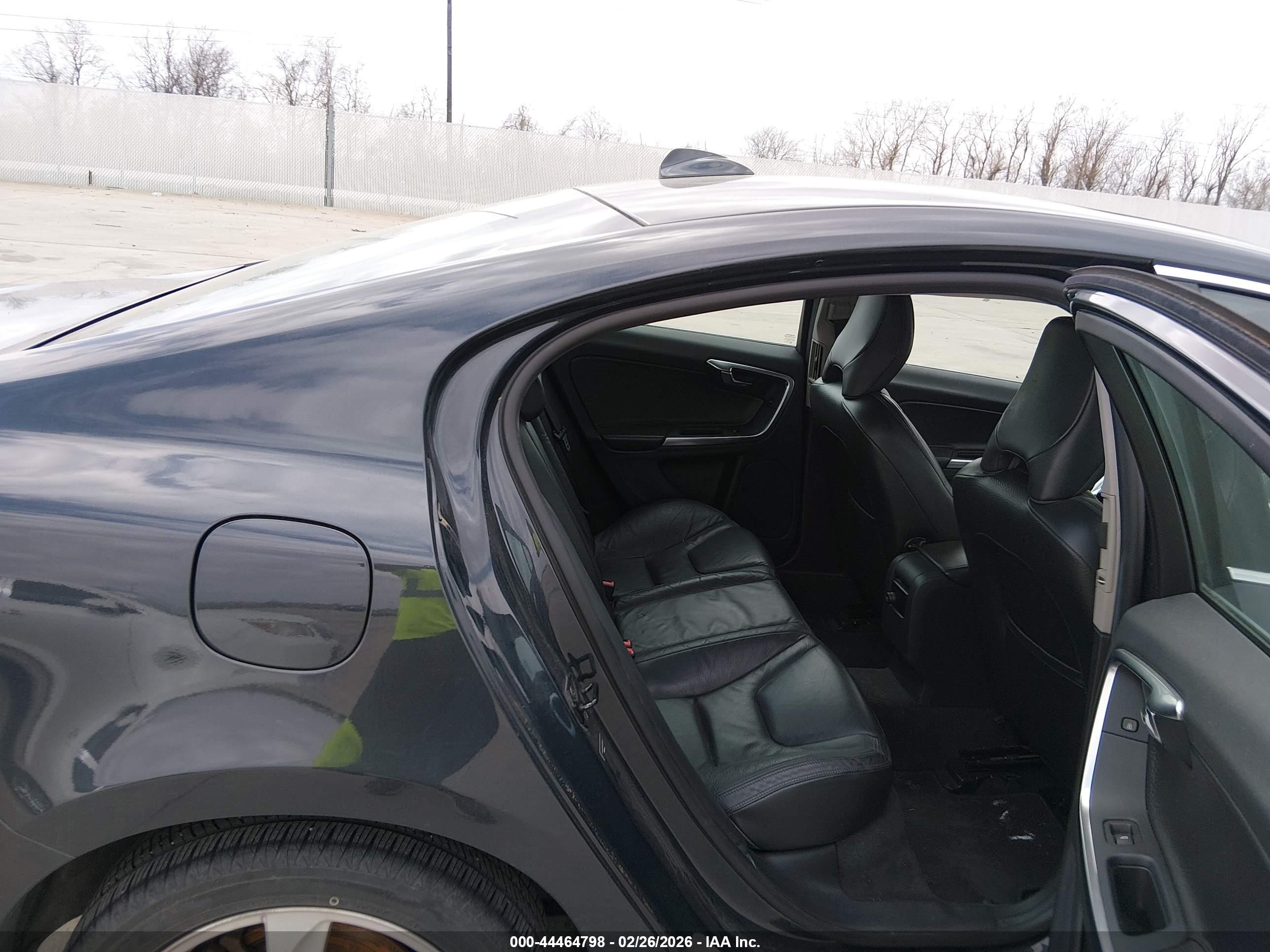 VOLVO S60 image 8