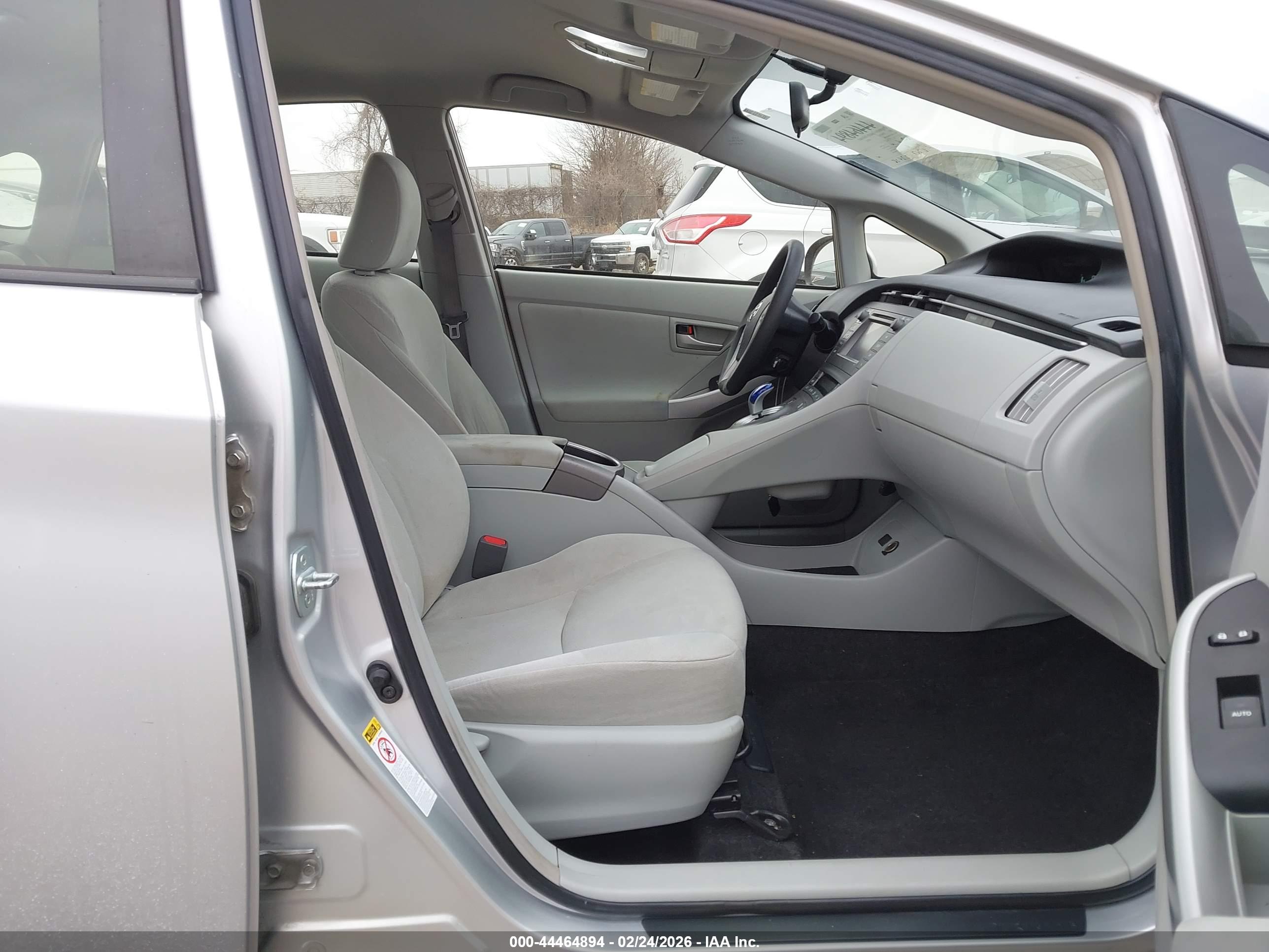 TOYOTA PRIUS image 5