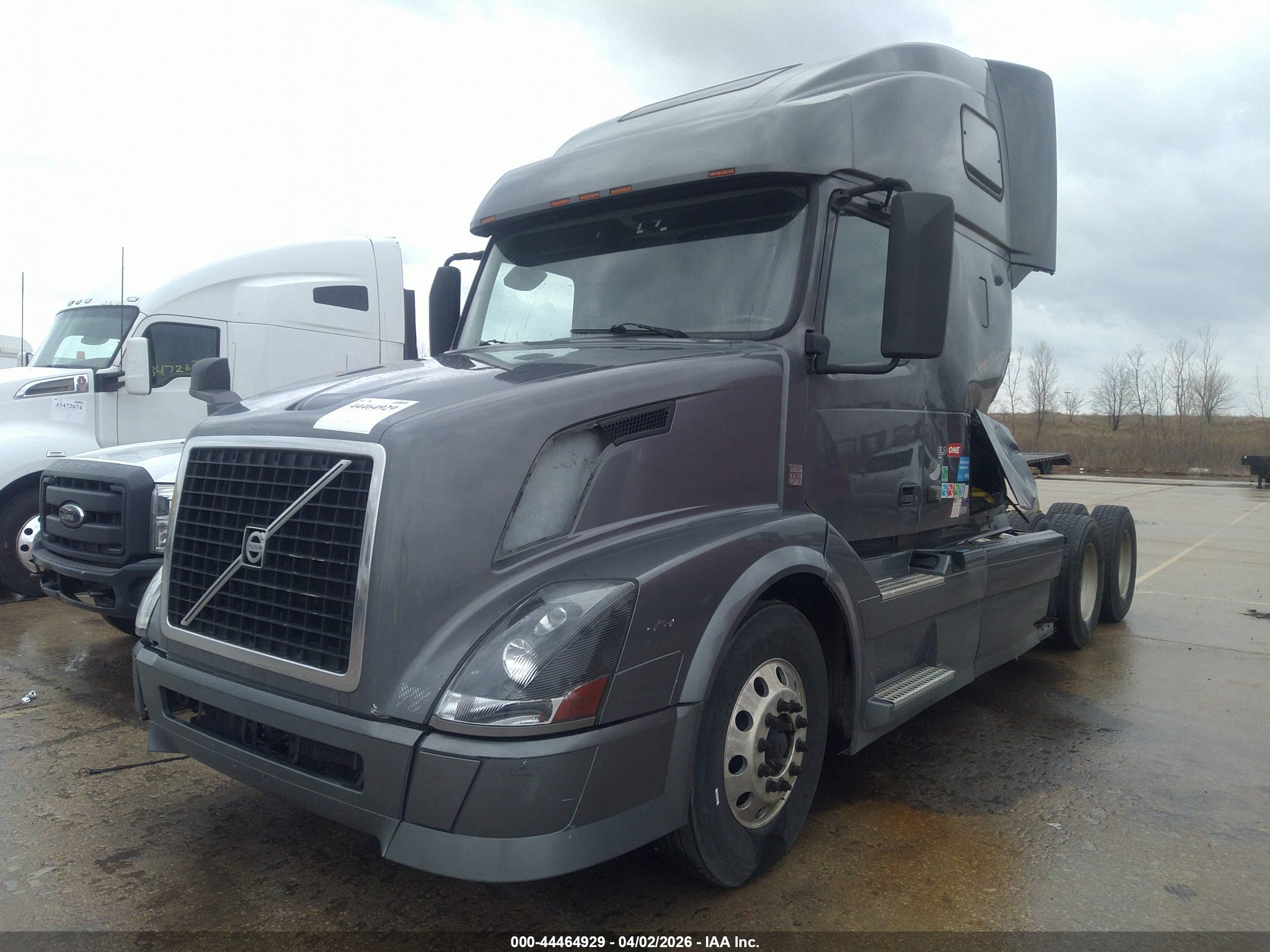 VOLVO VN image 2