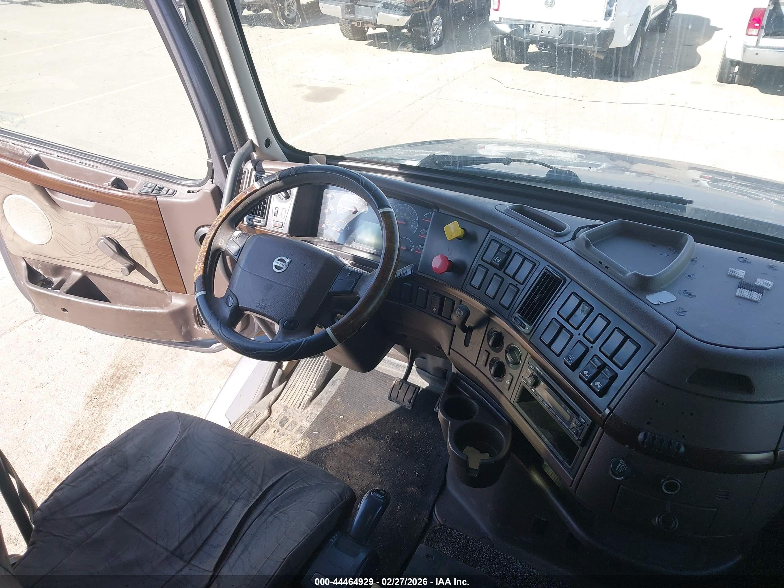 VOLVO VN image 8