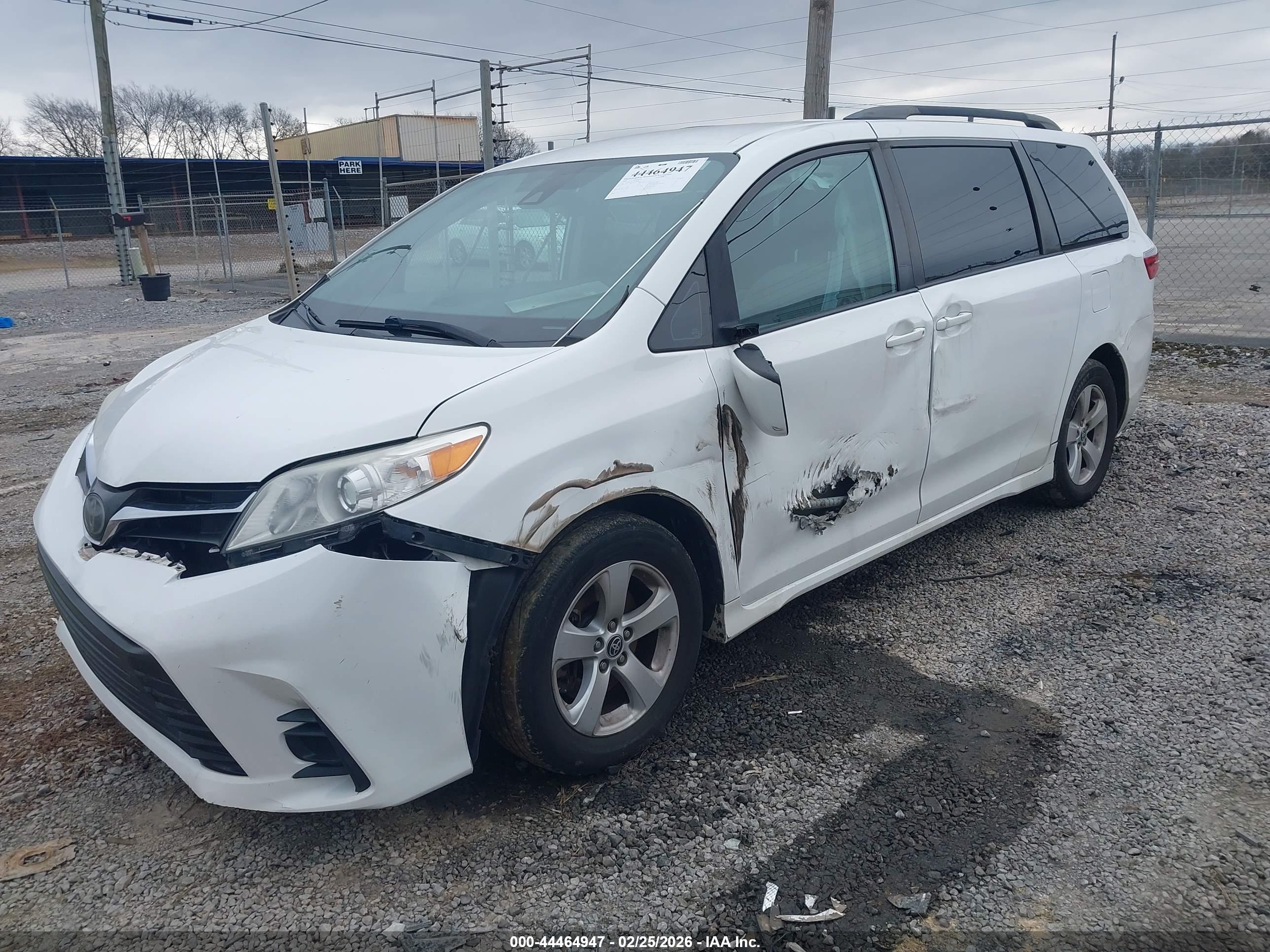 TOYOTA SIENNA image 2
