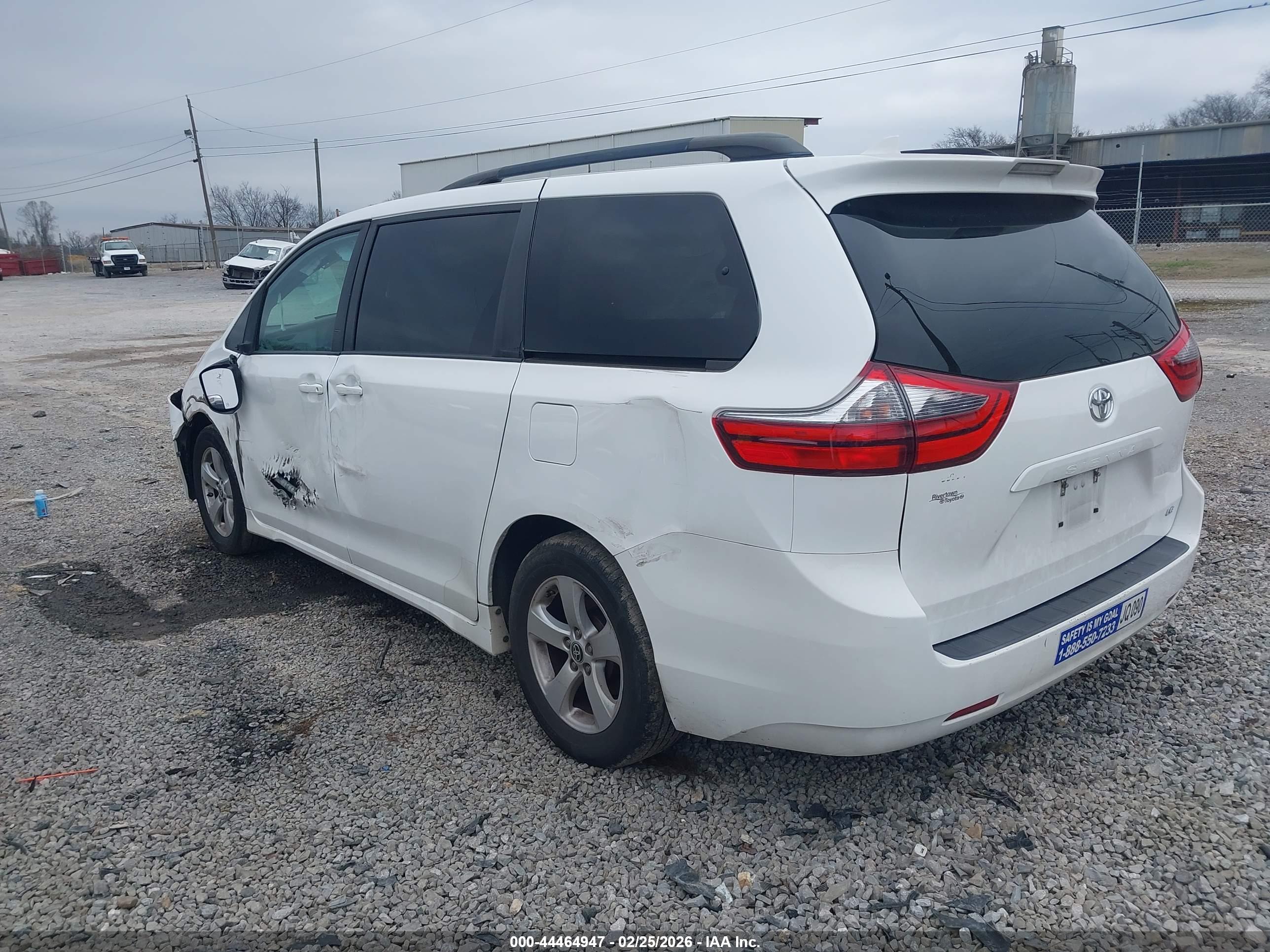 TOYOTA SIENNA image 3