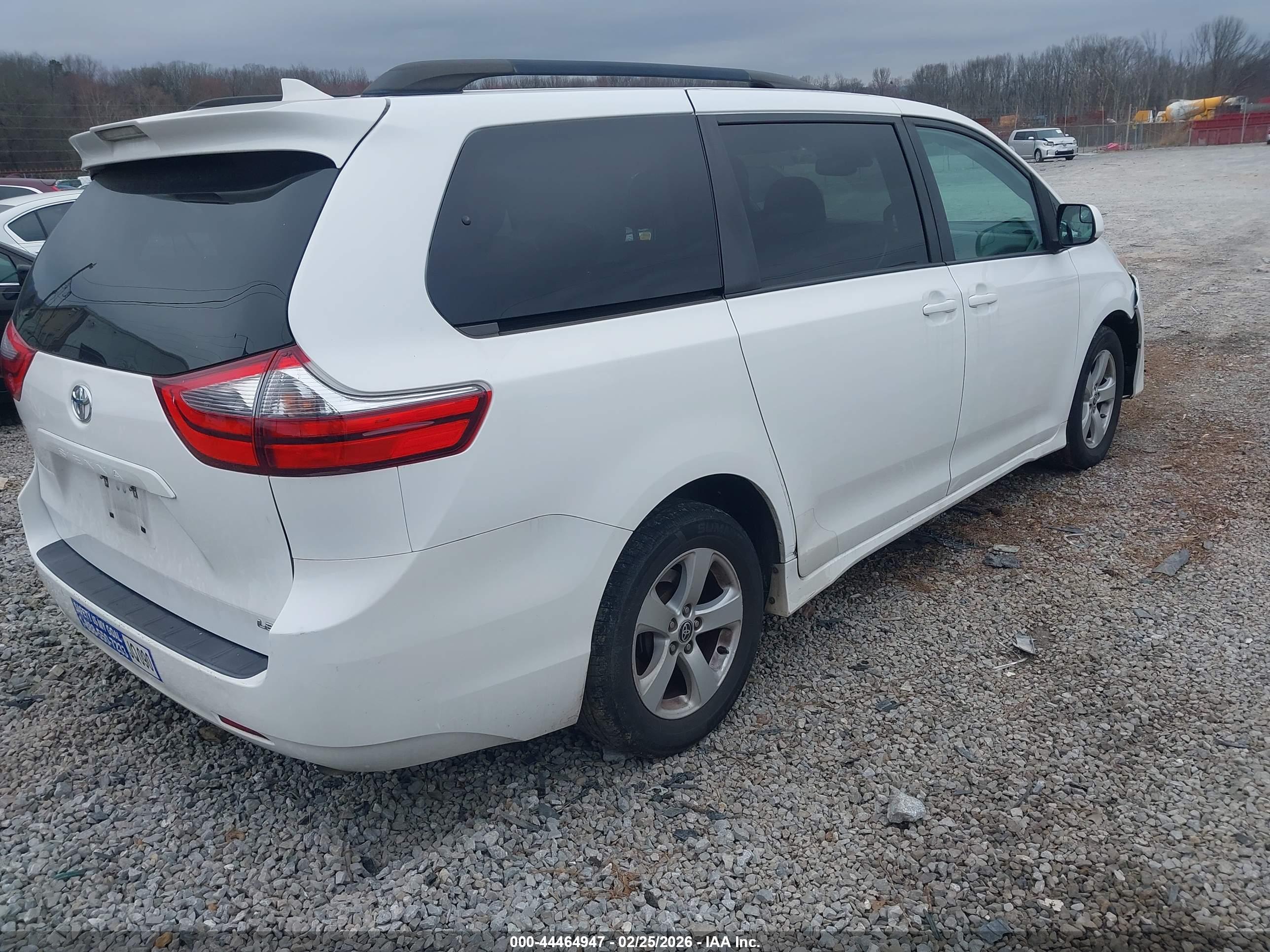 TOYOTA SIENNA image 4