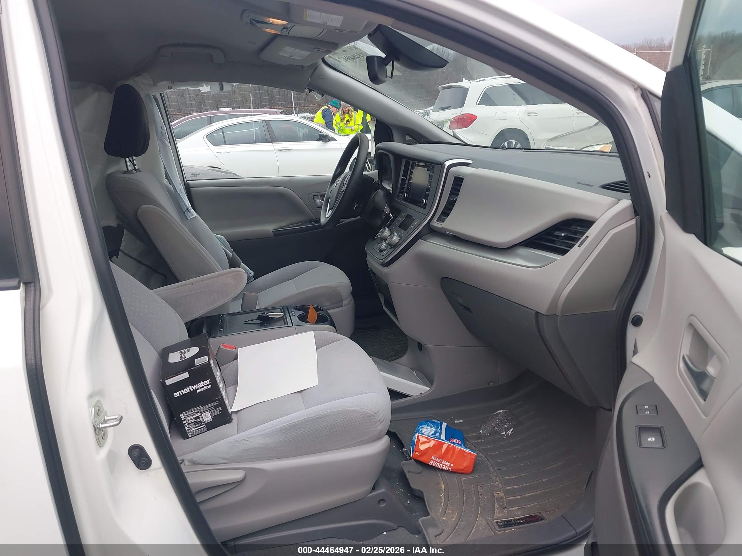 TOYOTA SIENNA image 5