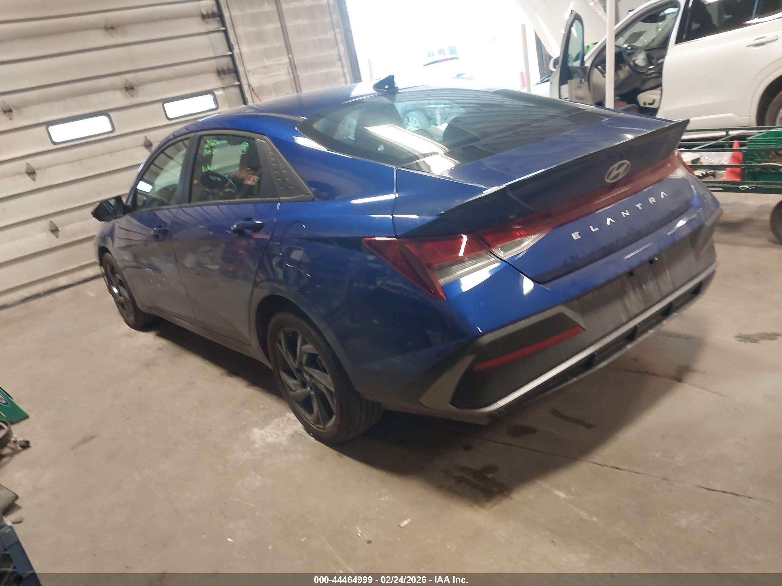 HYUNDAI ELANTRA image 3