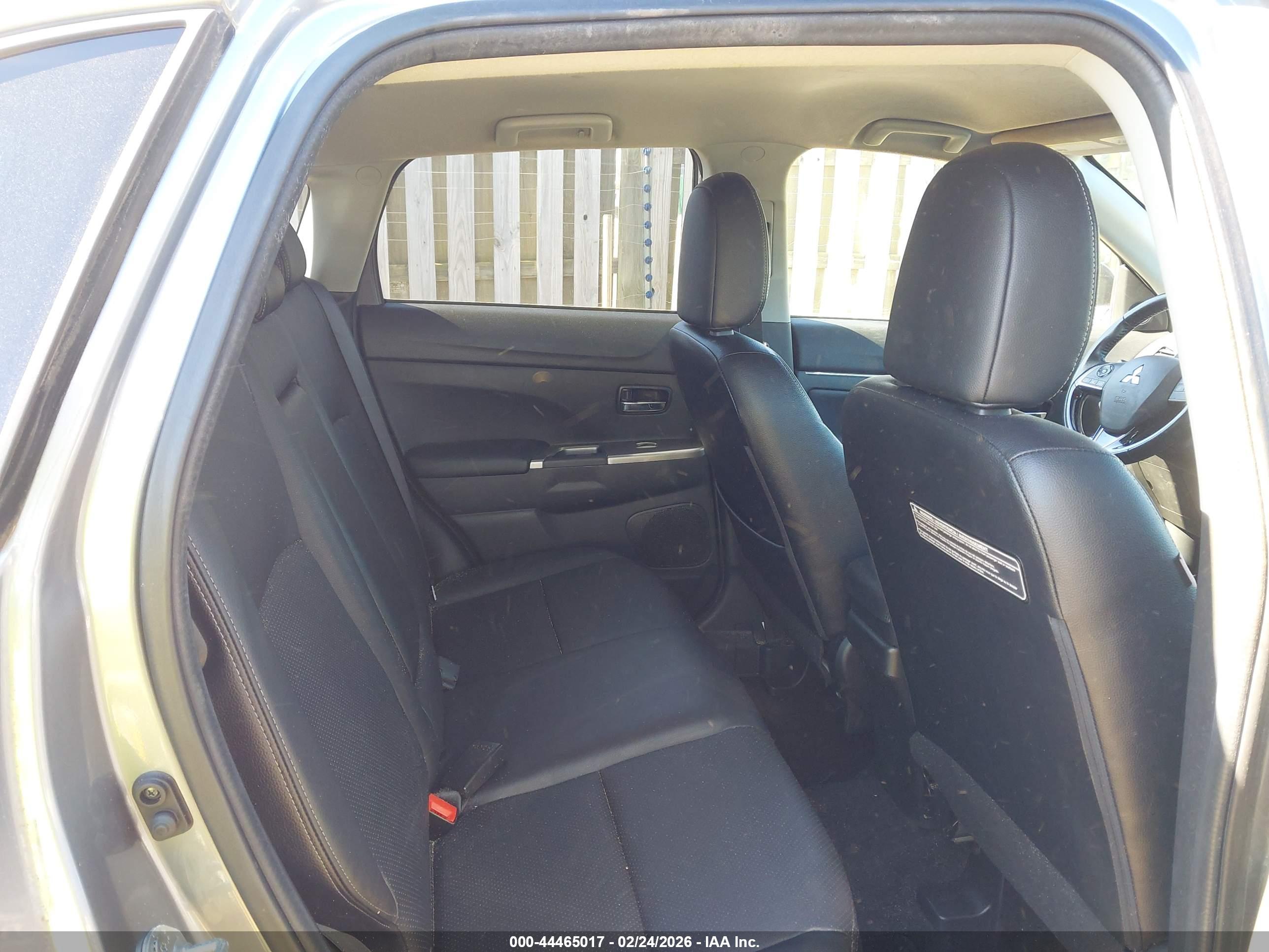 MITSUBISHI OUTLANDER image 8
