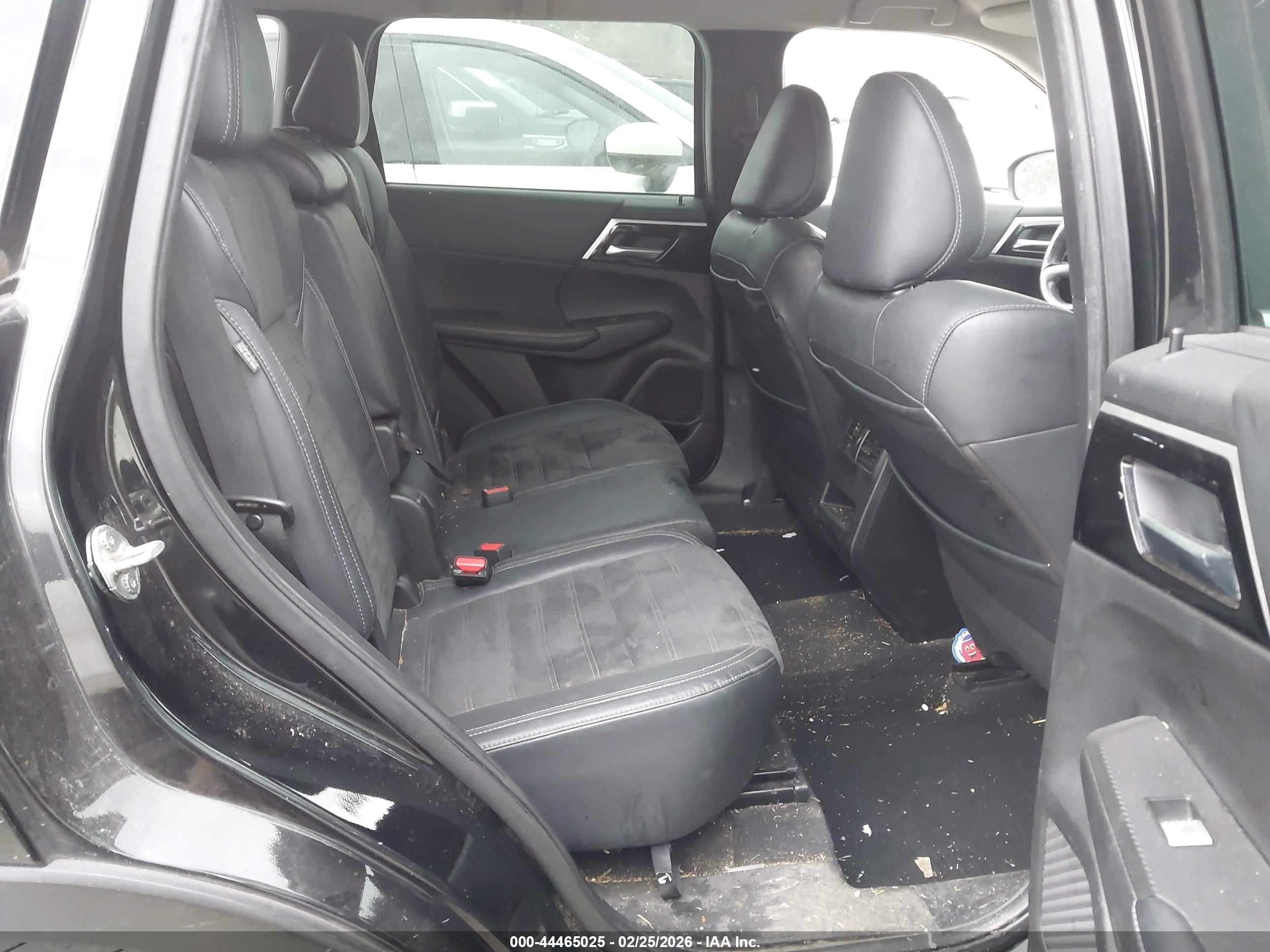 MITSUBISHI OUTLANDER image 8