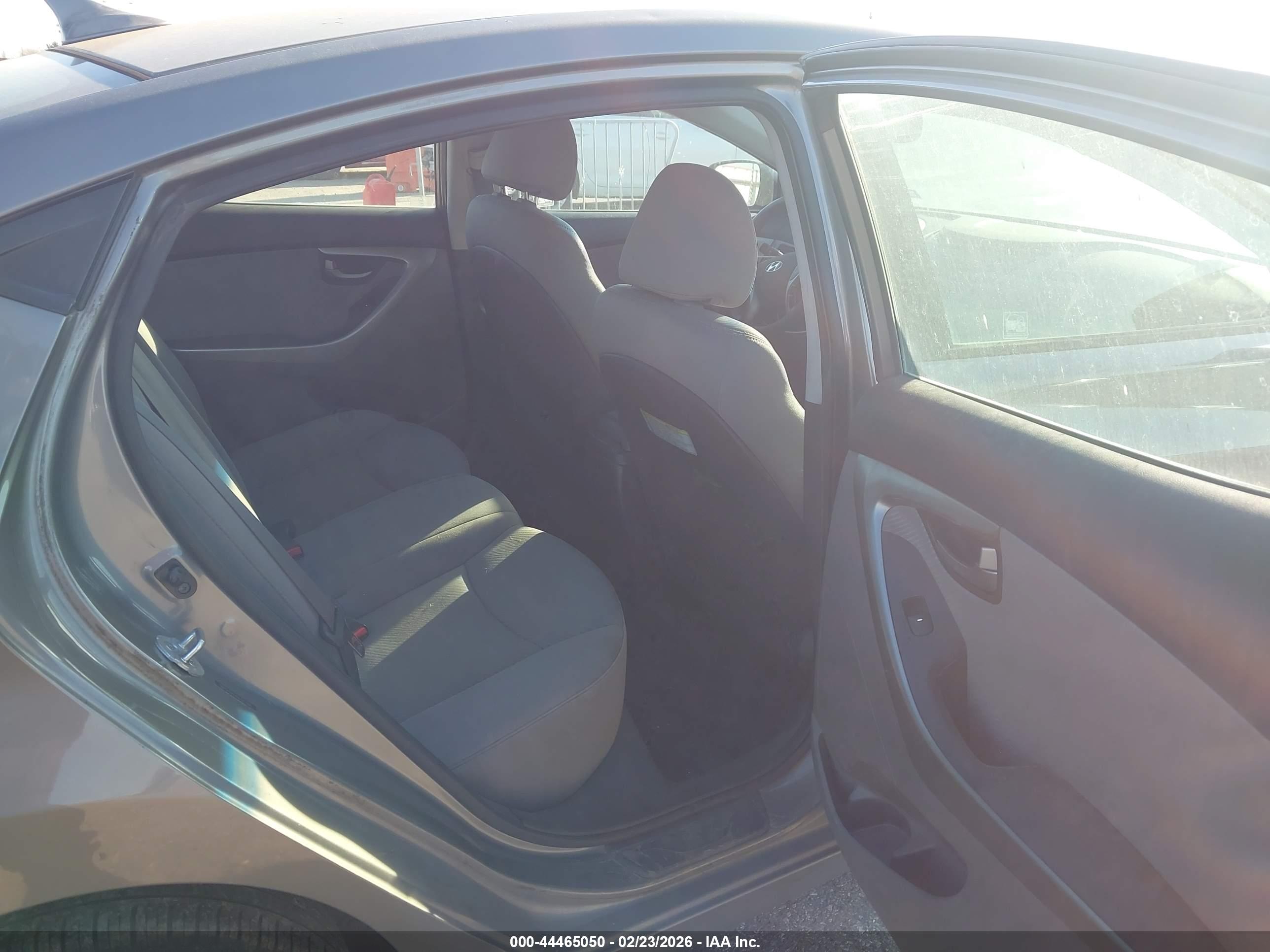 HYUNDAI ELANTRA image 8