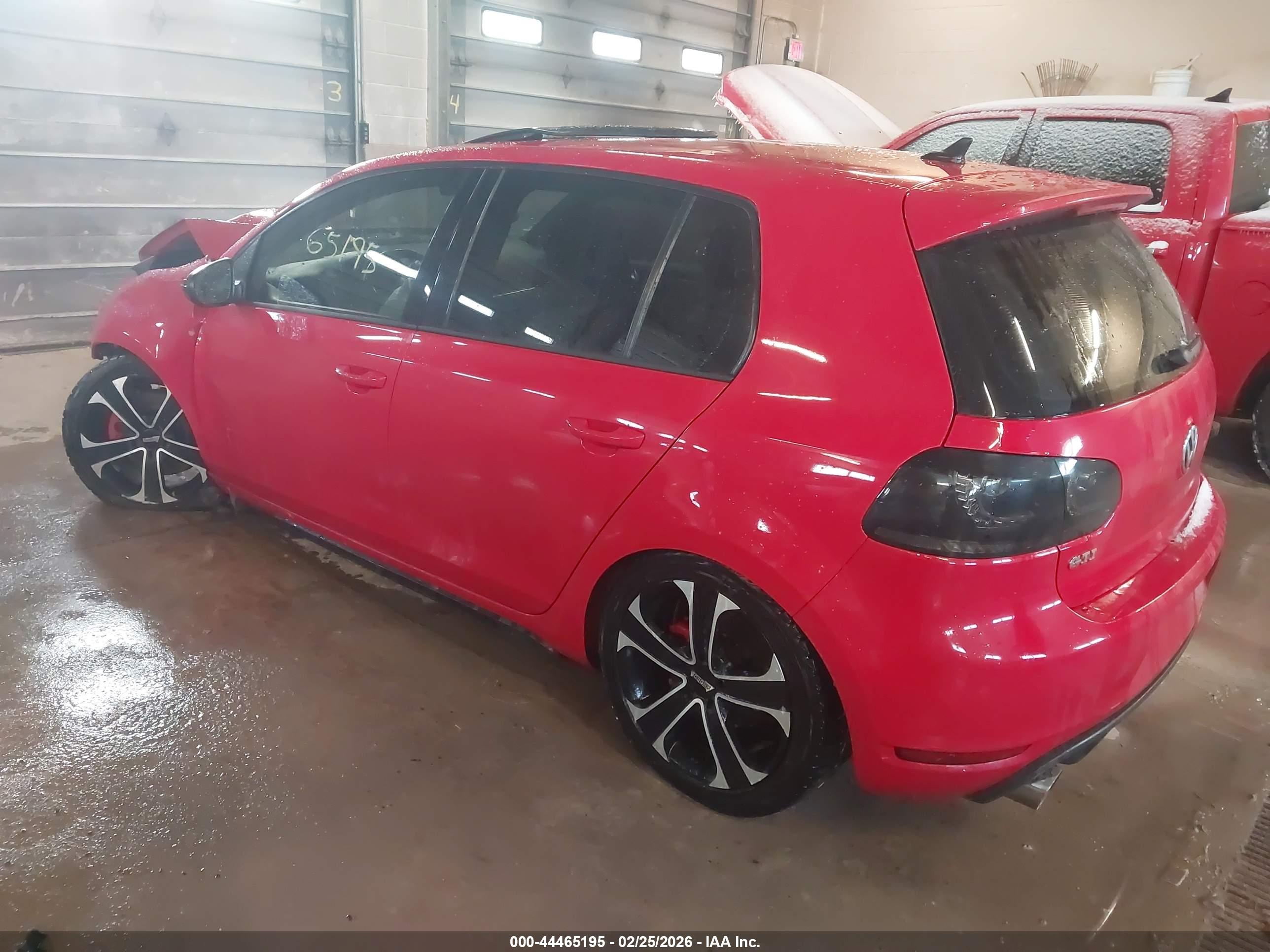 VOLKSWAGEN GTI image 3