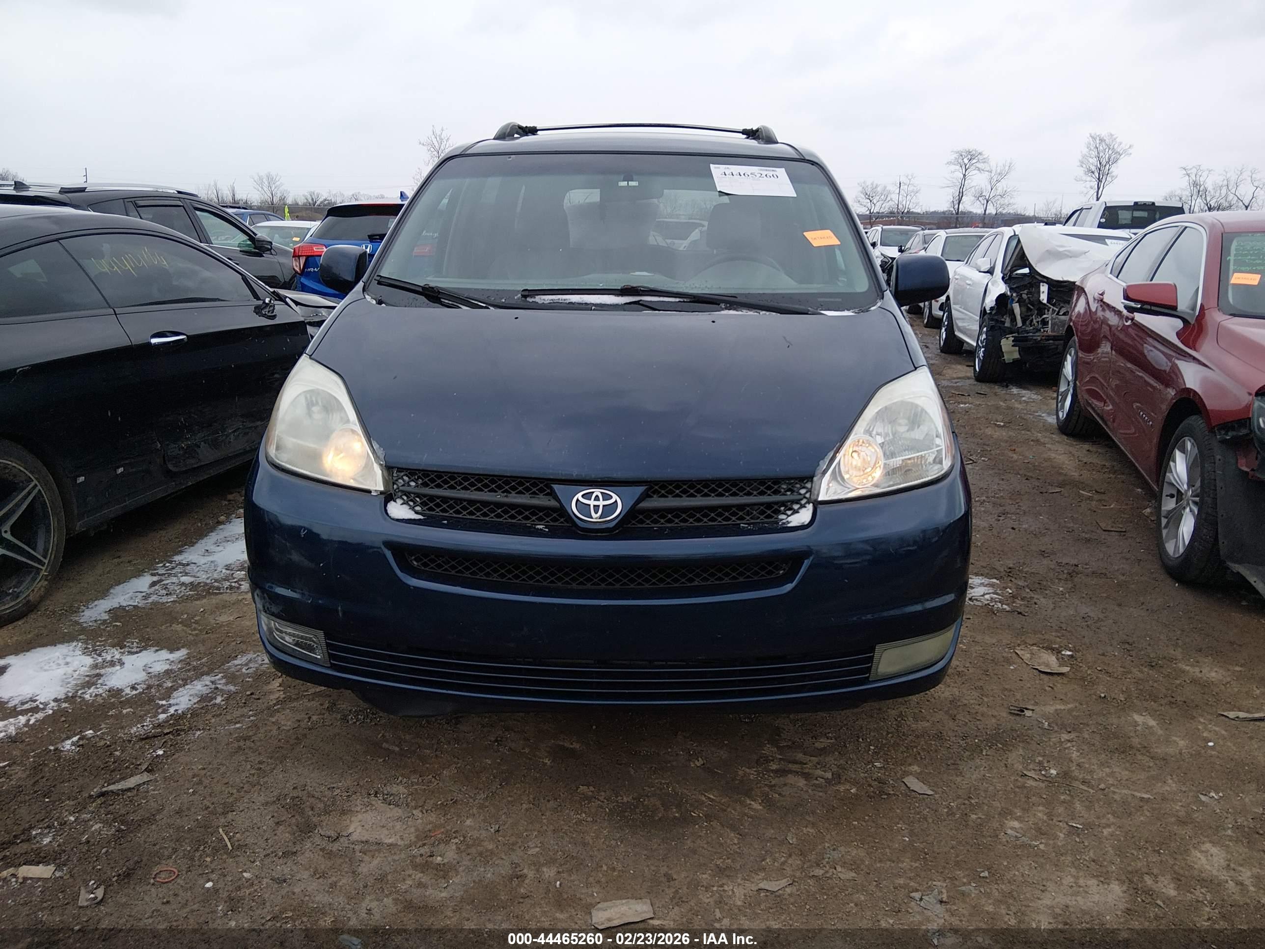 TOYOTA SIENNA image 6