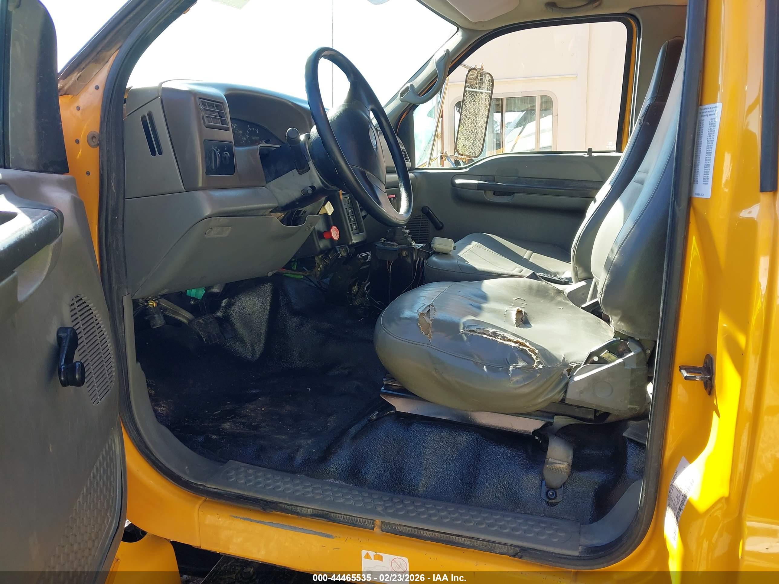 FORD F-750 image 8