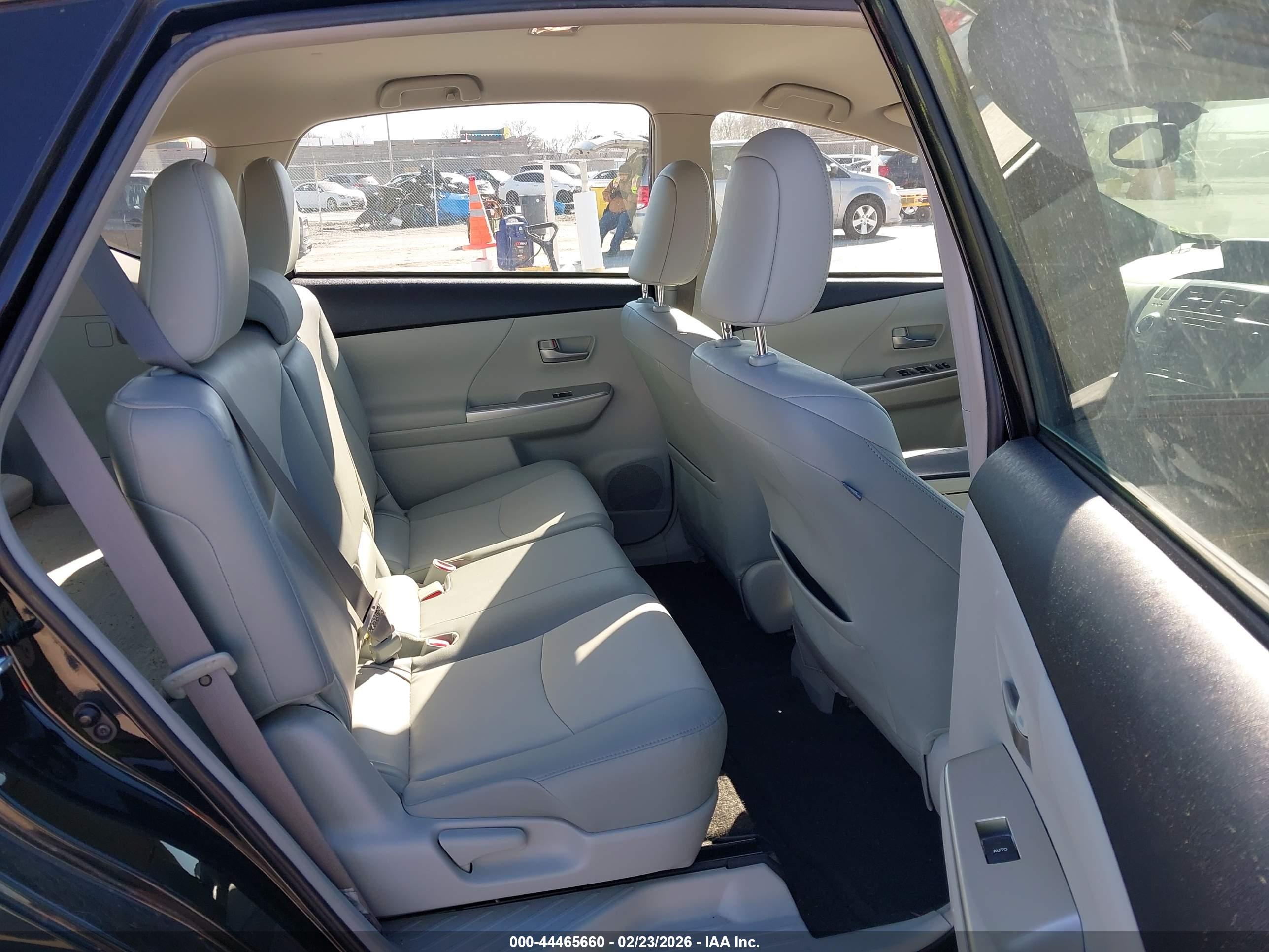 TOYOTA PRIUS image 8