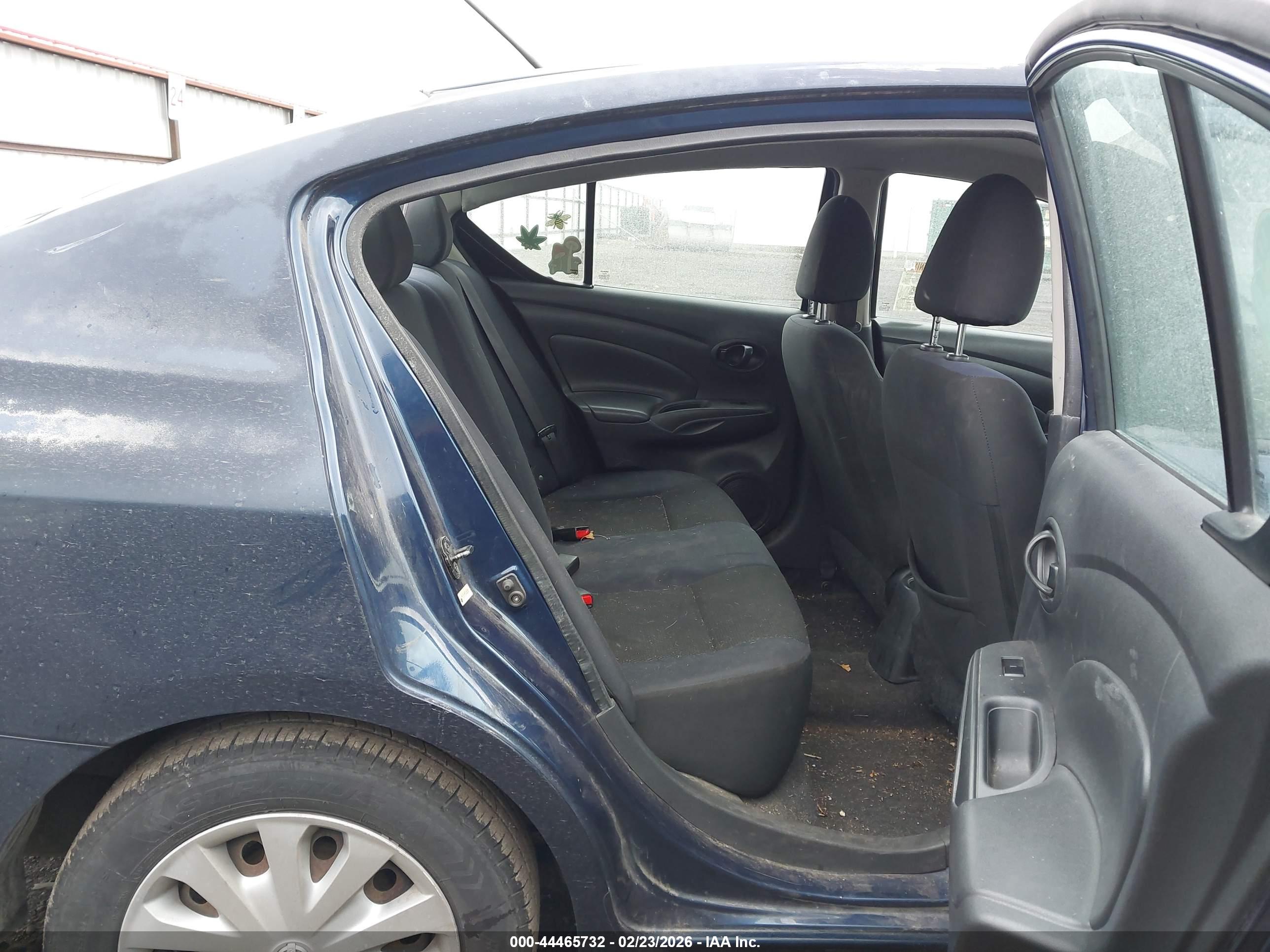 NISSAN VERSA image 8